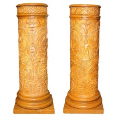 Pareja de pedestales vintage grecorromanos neoclásicos de gesso