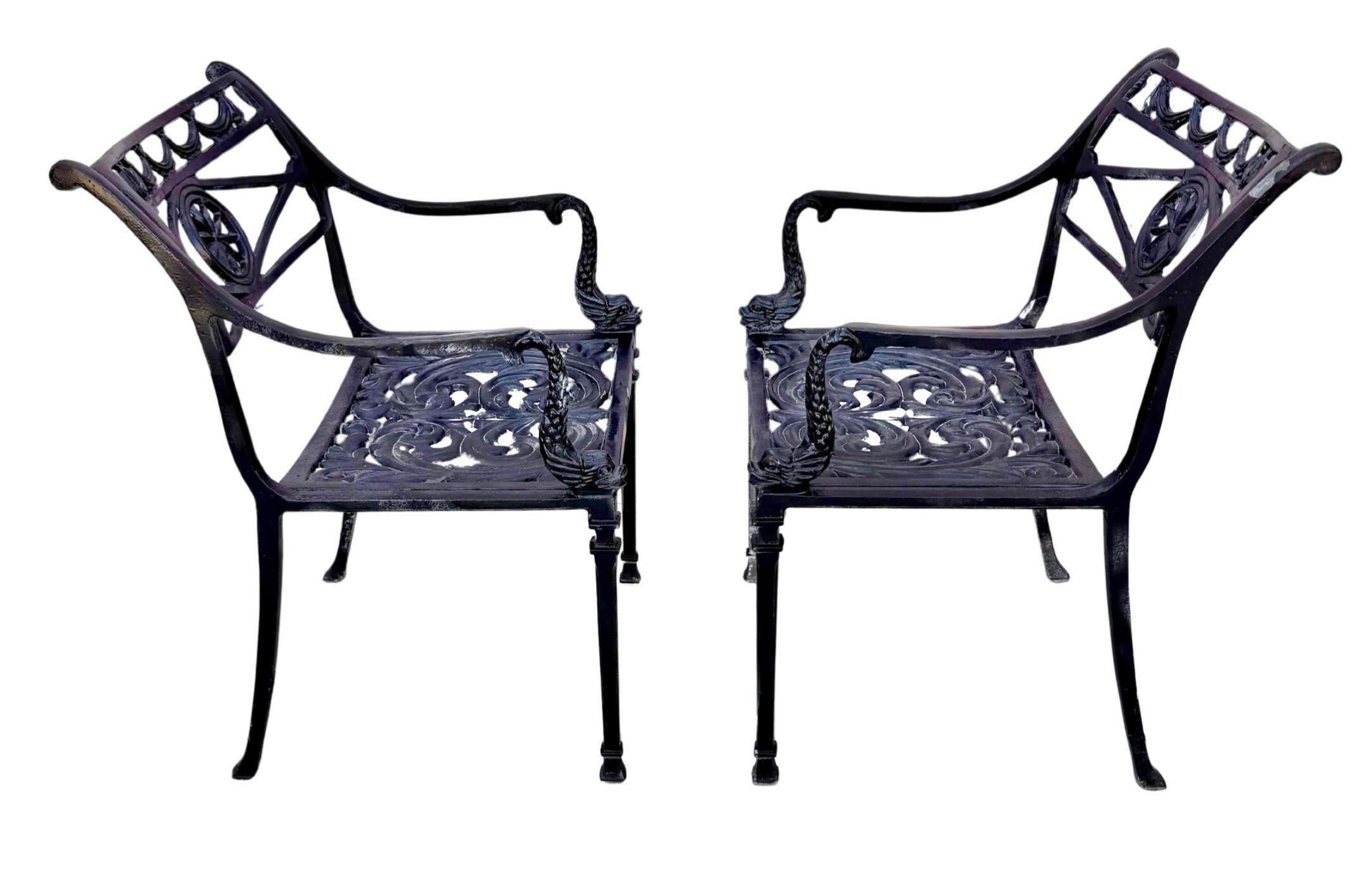 Set di quattro sedie neoclassiche con stella e delfino in vendita 3