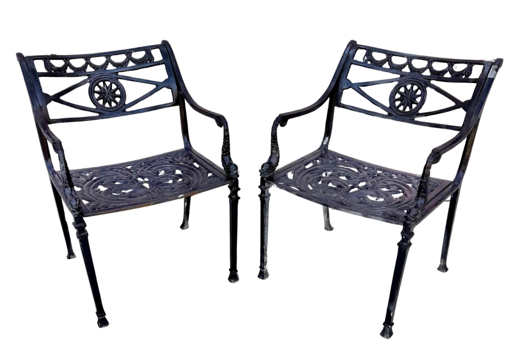 Set di quattro sedie neoclassiche con stella e delfino in vendita 4