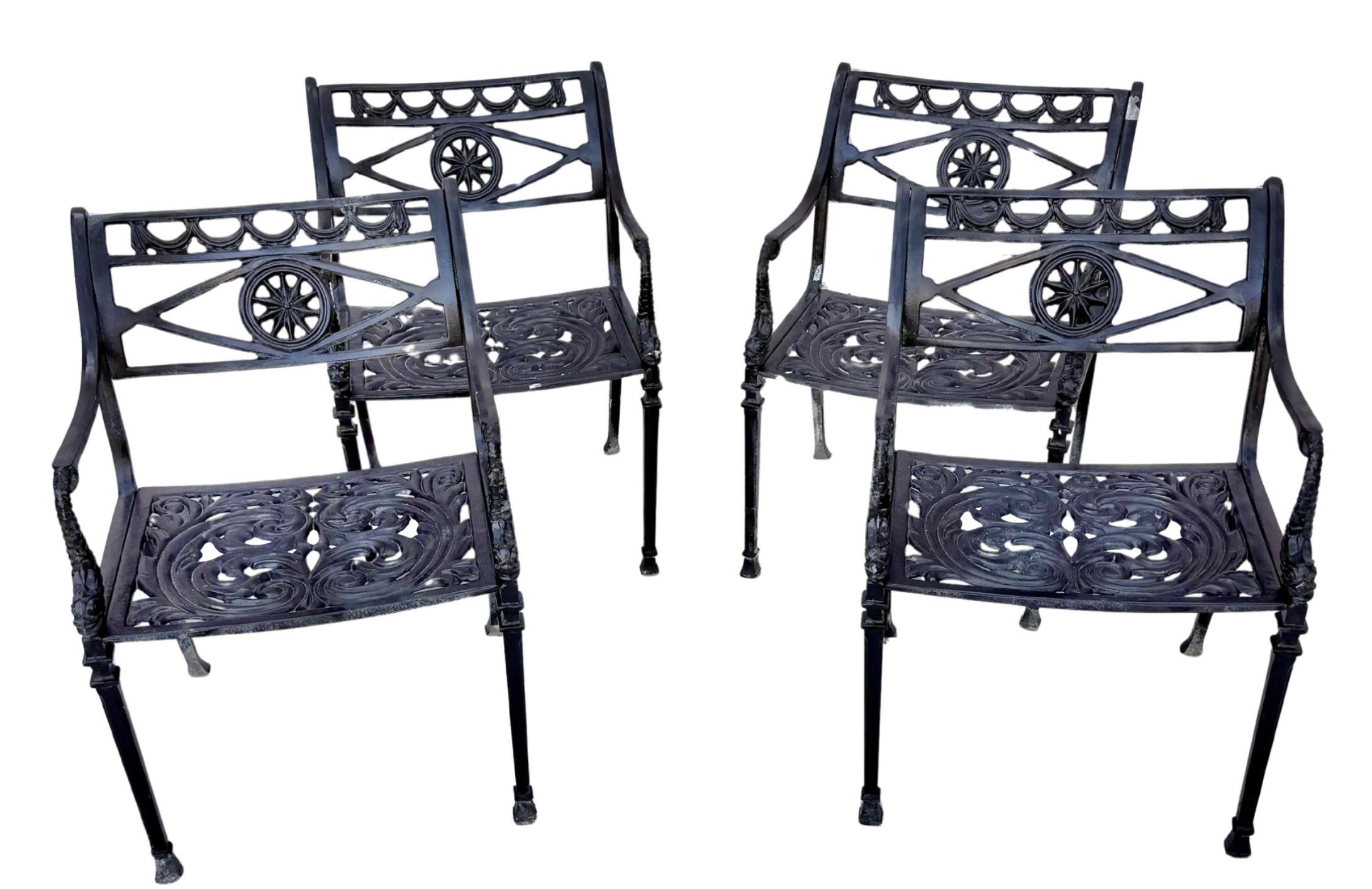 Set di quattro sedie neoclassiche con stella e delfino in vendita 5
