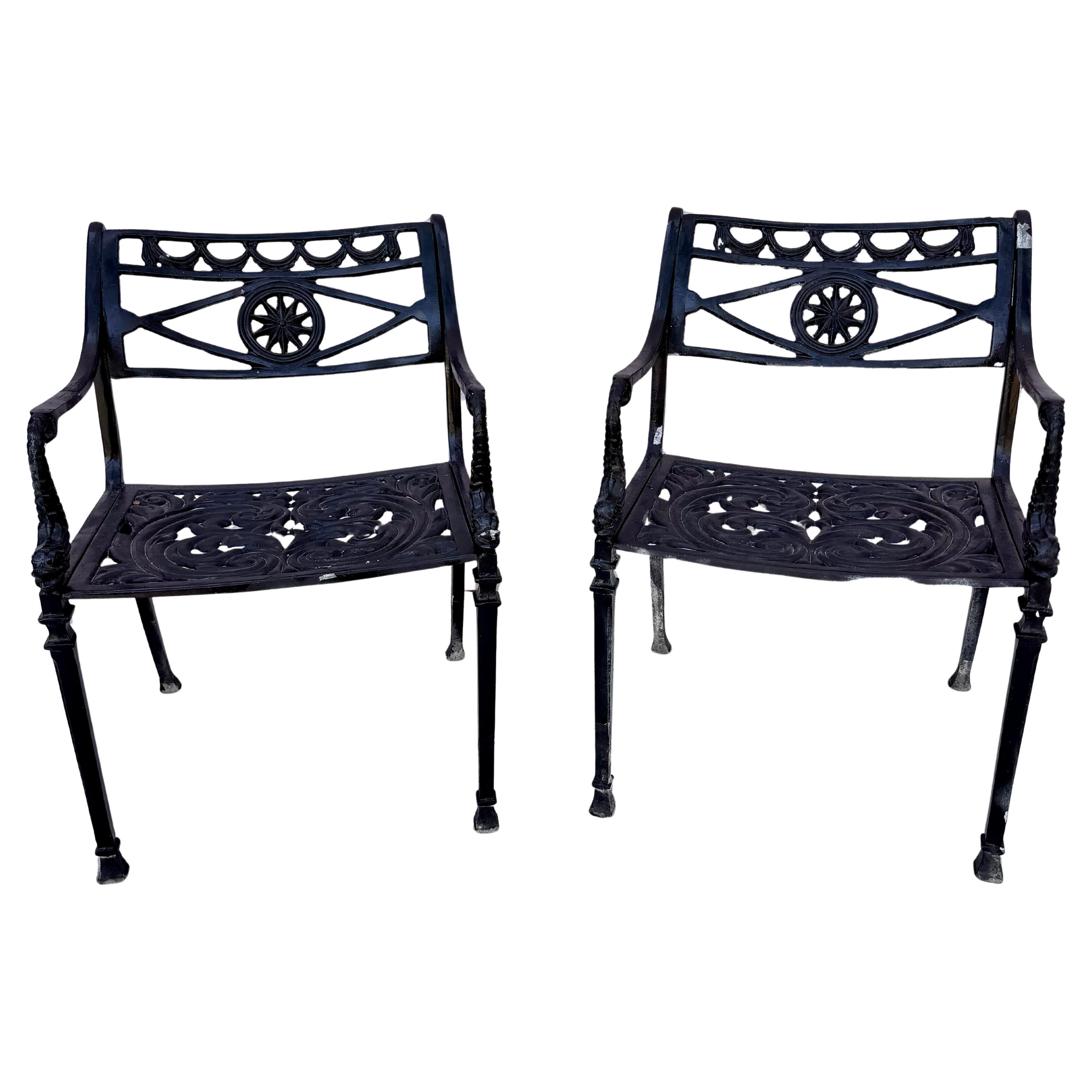 Set di quattro sedie a delfino in alluminio di metà secolo in stile neoclassico. Le sedie sono attribuite a Kenneth Lynch, un designer americano noto per i suoi mobili da giardino e da esterno di alta qualità. Le sedie presentano curve eleganti e