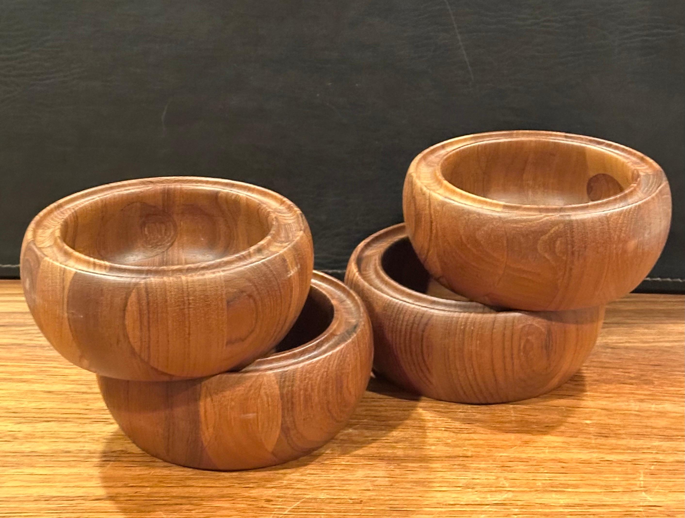 Juego de cuatro ensaladeras de teca tallada de estilo moderno danés nuevas / antiguas de Digsmed en Excelente estado para la venta en San Diego, CA