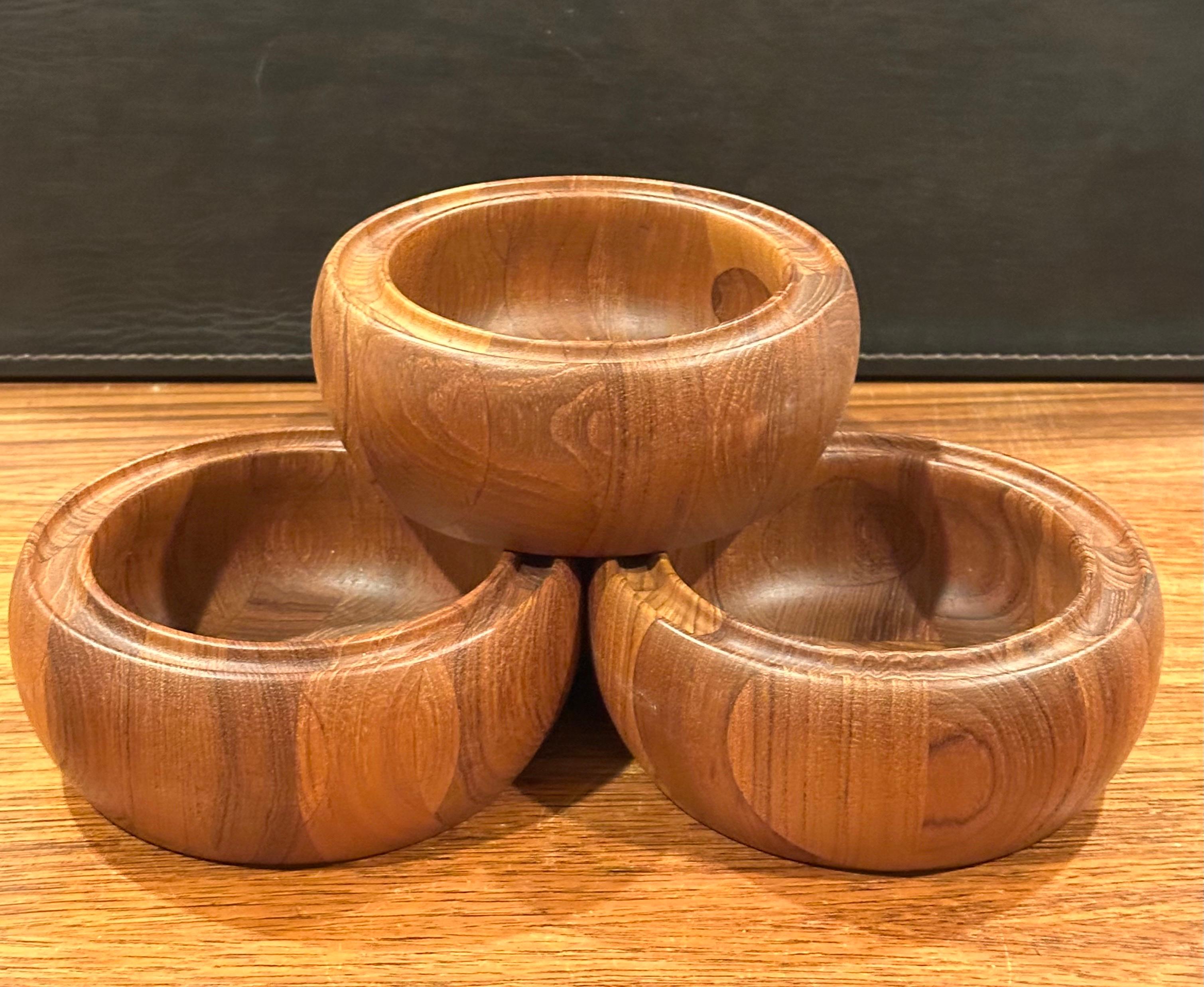 Juego de cuatro ensaladeras de teca tallada de estilo moderno danés nuevas / antiguas de Digsmed siglo XX en venta