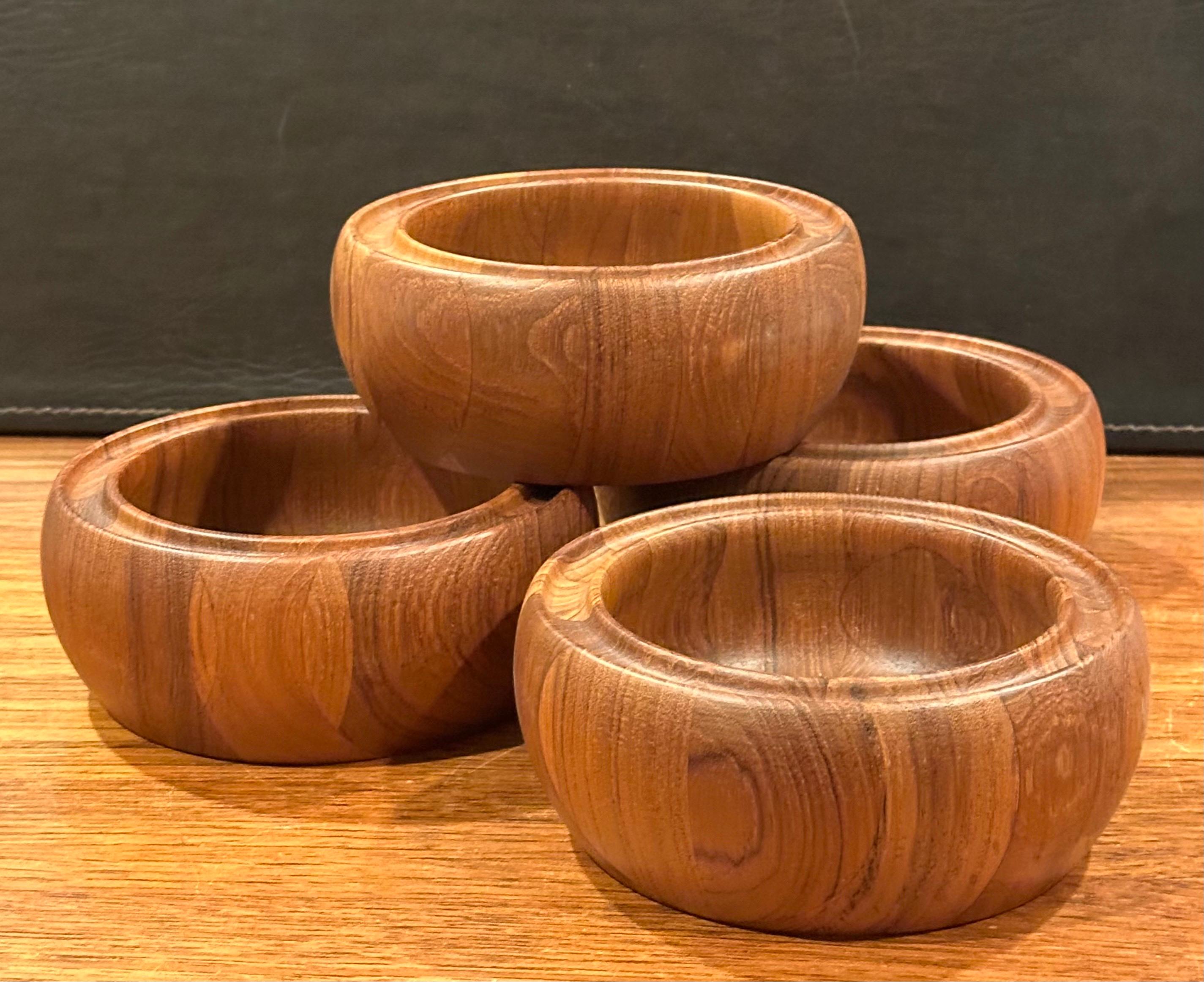 Juego de cuatro ensaladeras de teca tallada de estilo moderno danés nuevas / antiguas de Digsmed Teca en venta