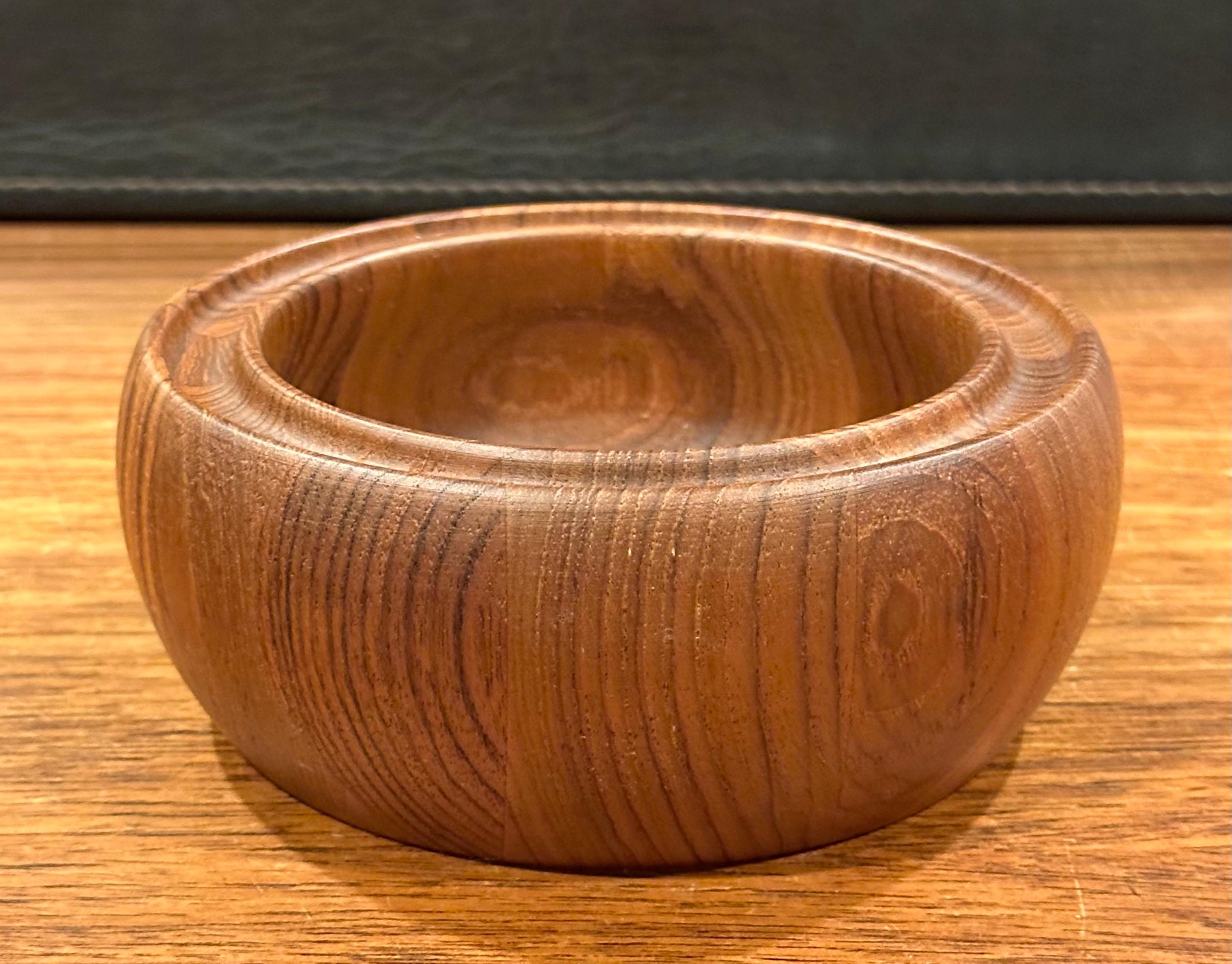 Juego de cuatro ensaladeras de teca tallada de estilo moderno danés nuevas / antiguas de Digsmed en venta 2