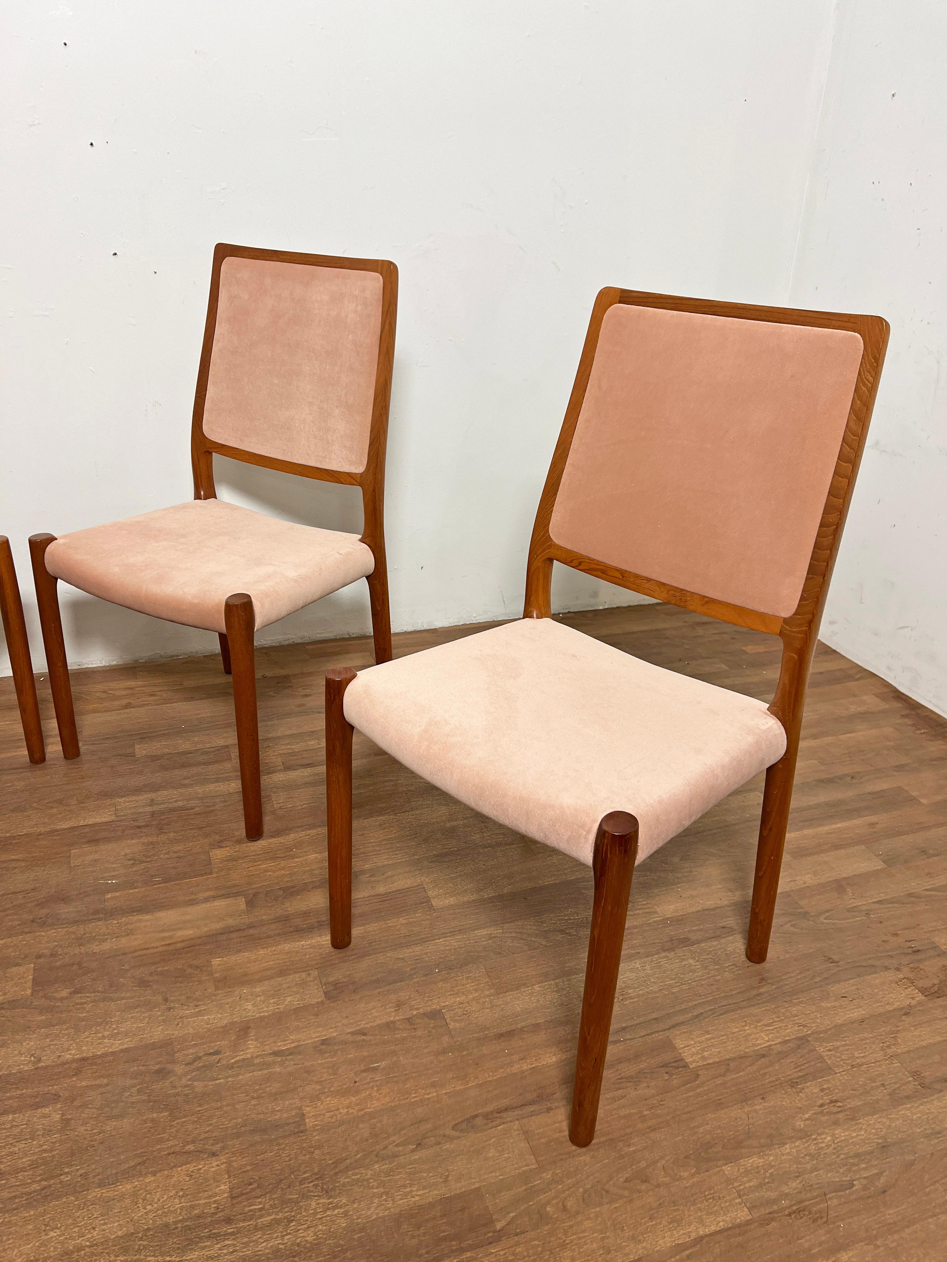 Scandinave moderne Ensemble de quatre chaises de salle à manger danoises en teck Niels Moller pour JL Moller en vente