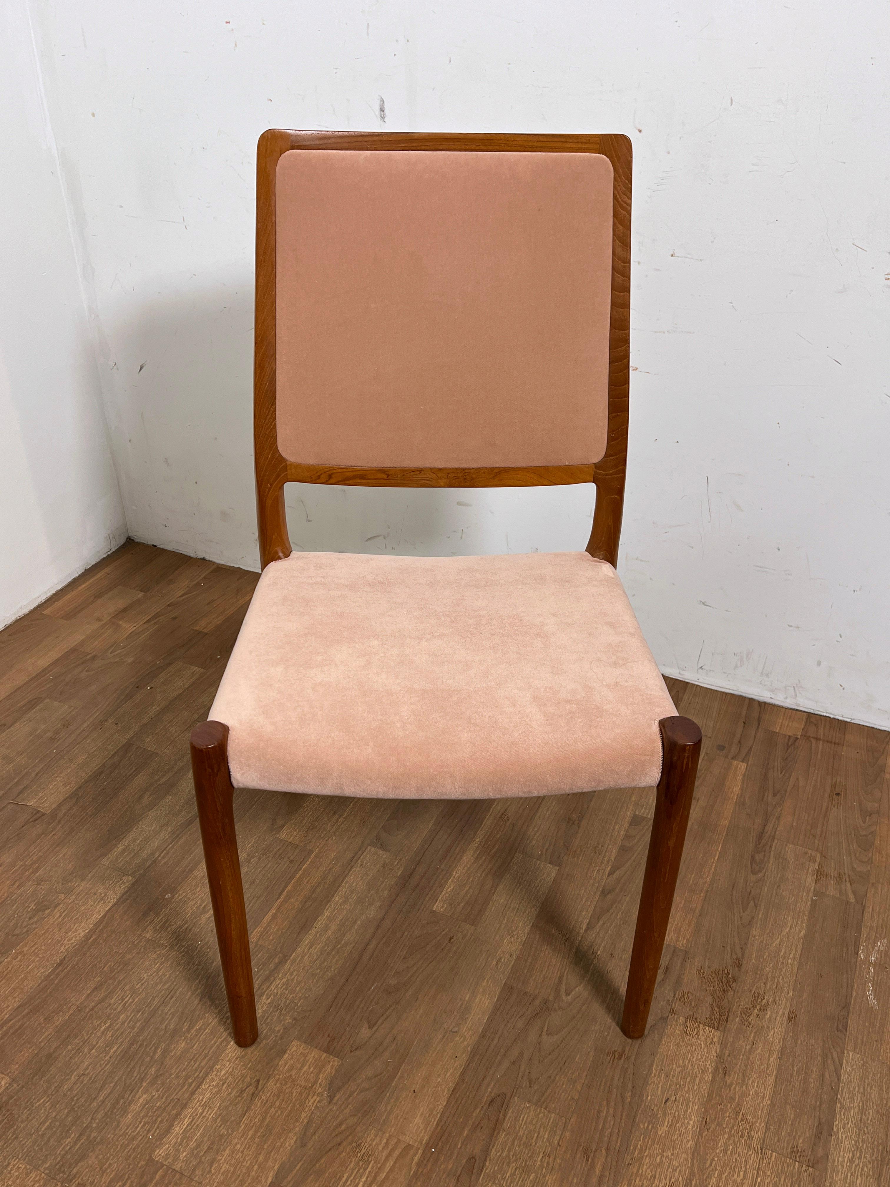 Danois Ensemble de quatre chaises de salle à manger danoises en teck Niels Moller pour JL Moller en vente
