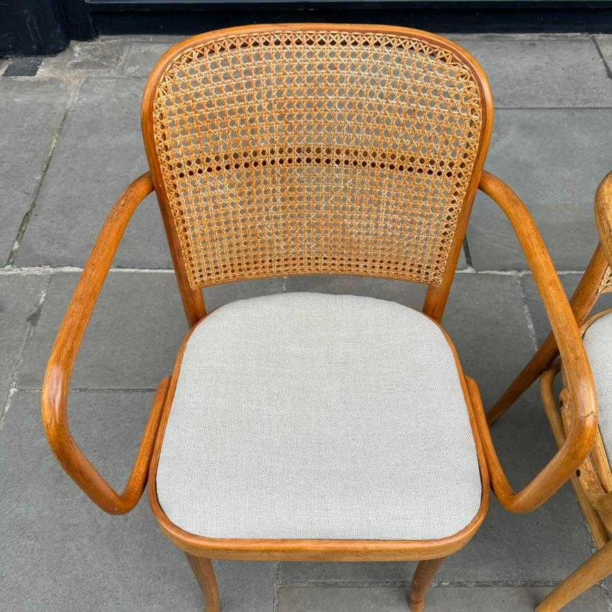 Un ensemble vintage de quatre chaises en hêtre, modèle 811, conçues par l'architecte autrichien Josef Hoffman entre le milieu et la fin des années 1920. La chaise figure sur la couverture du catalogue Thonet-Mundus (n° 3404) de 1934. Une version du