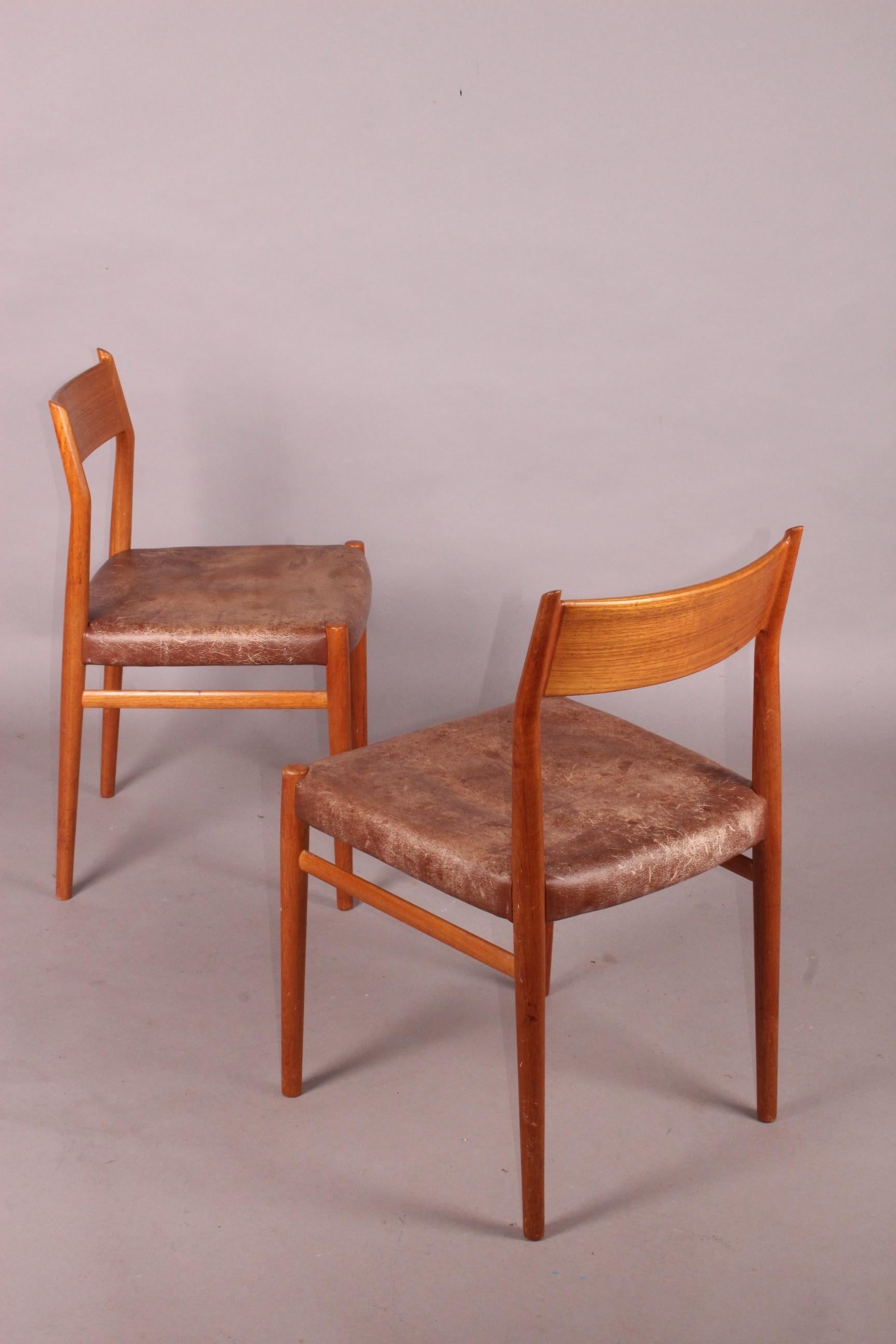 Set of Four Nordic Chairs In Fair Condition In grand Lancy, CH