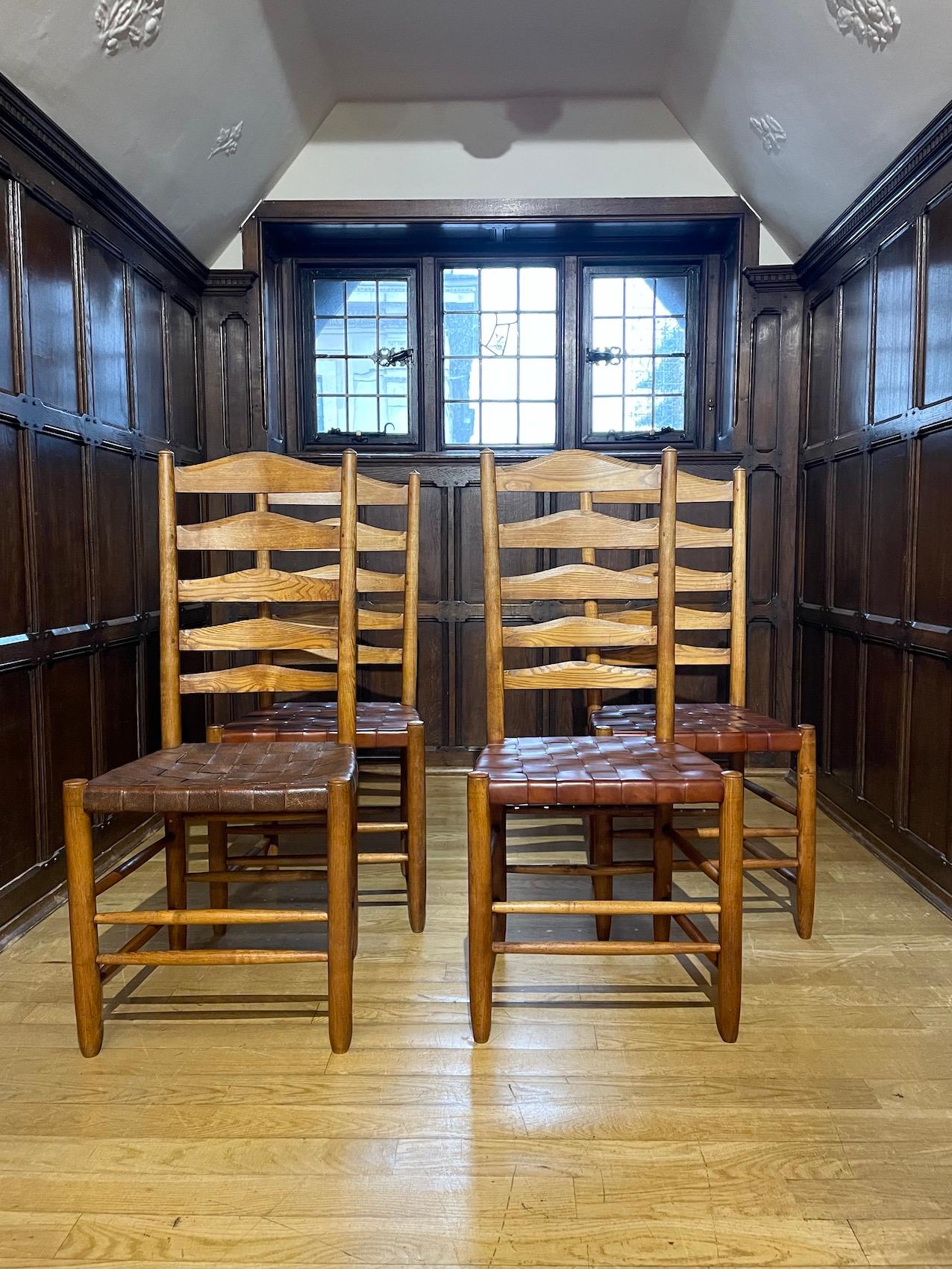 Anglais Ensemble de quatre chaises de salle à manger en chêne et cuir à dossier en échelle par Gordon Russell en vente