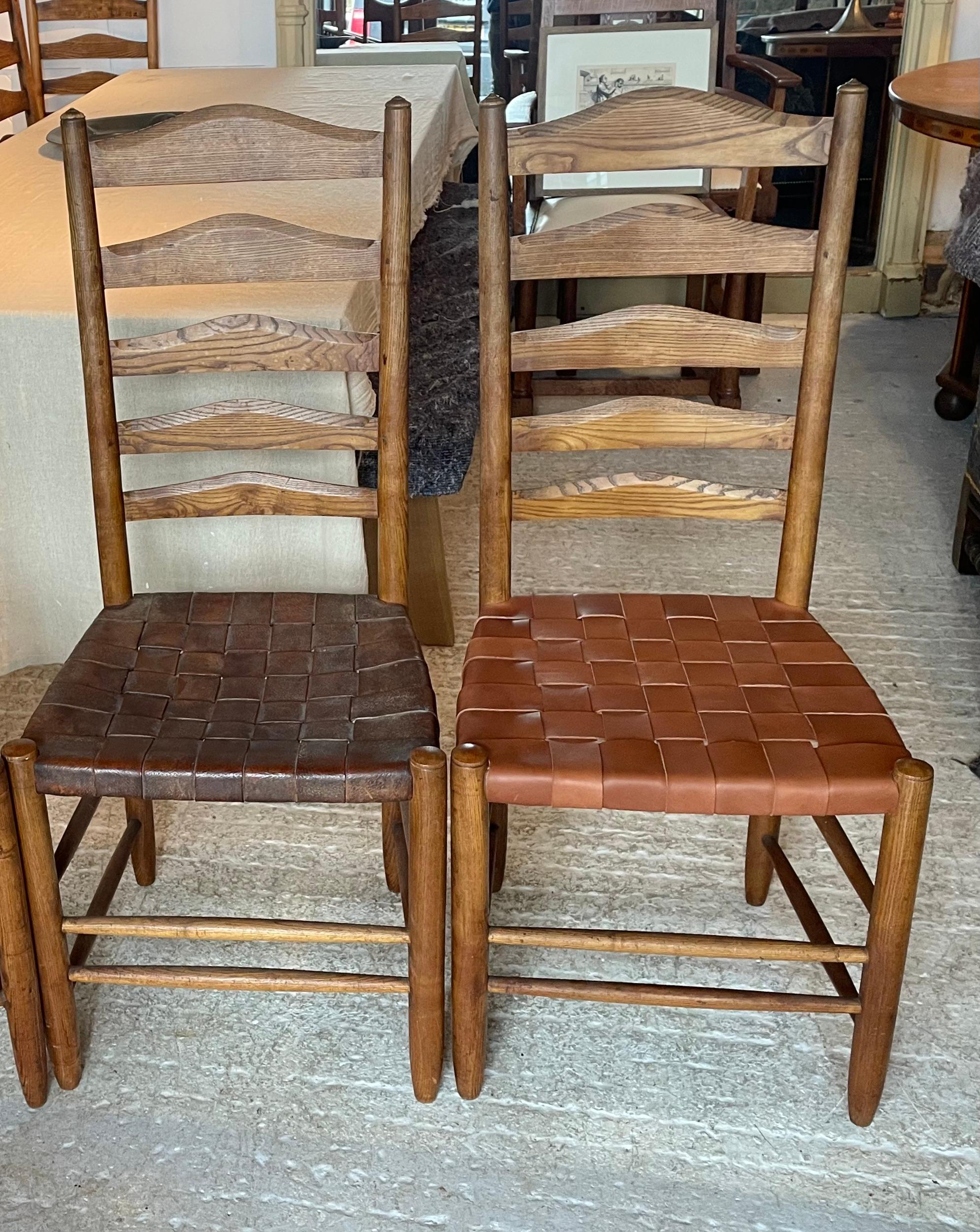 Travail du bois Ensemble de quatre chaises de salle à manger en chêne et cuir à dossier en échelle par Gordon Russell en vente