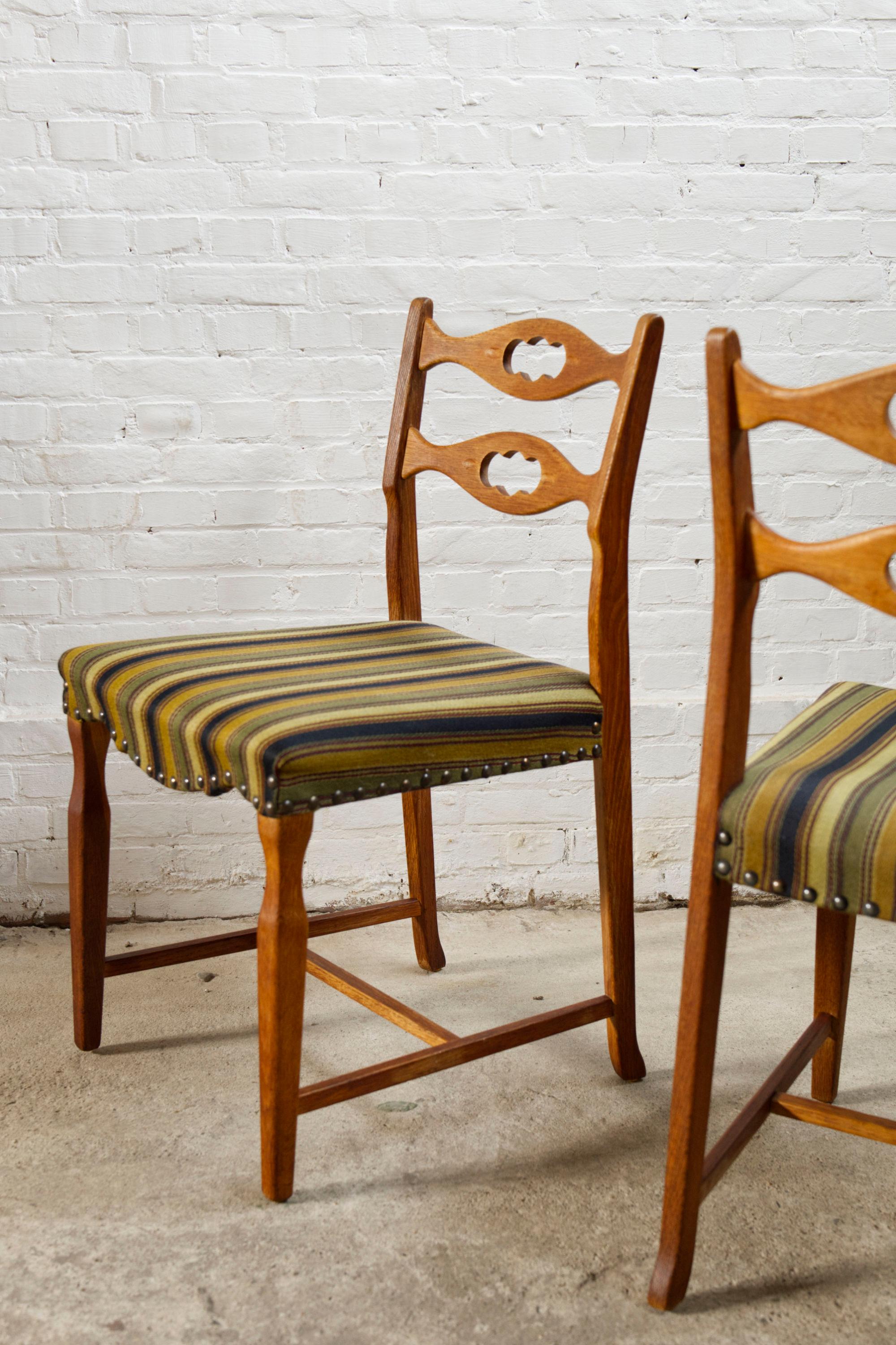 Set of four oak and wool dining room chairs by Henning Kjaernulf, 1960's In Good Condition For Sale In Balen, BE