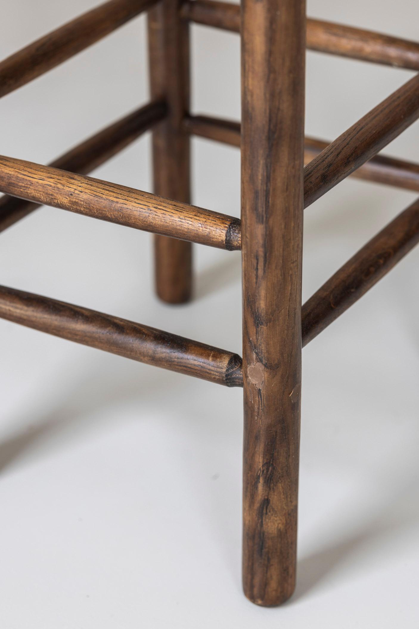 Set di quattro sgabelli da bar in Oak alla maniera di Charlotte Perriand, Francia 1960 in vendita 3