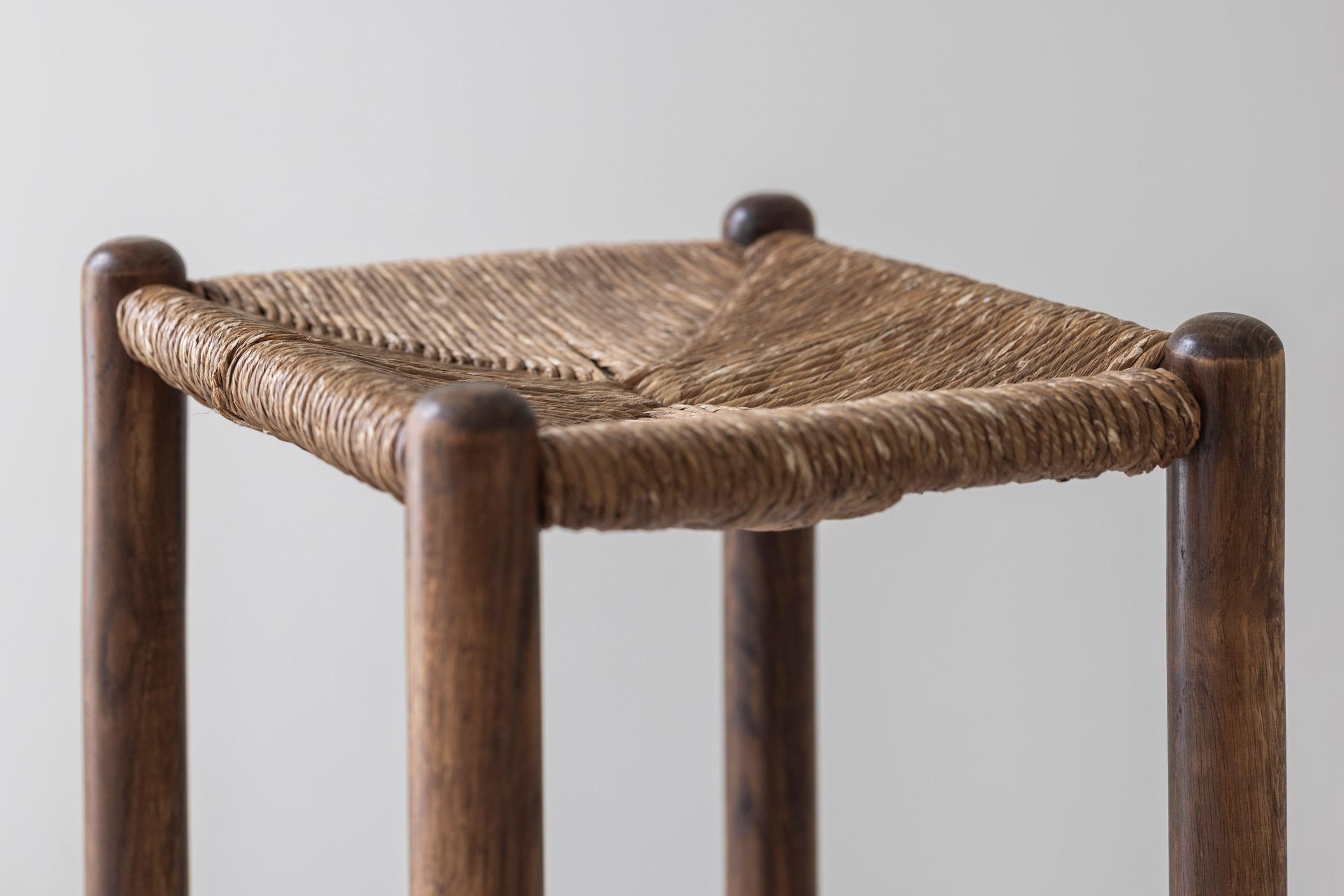 Set di quattro sgabelli da bar in Oak alla maniera di Charlotte Perriand, Francia 1960 in vendita 4