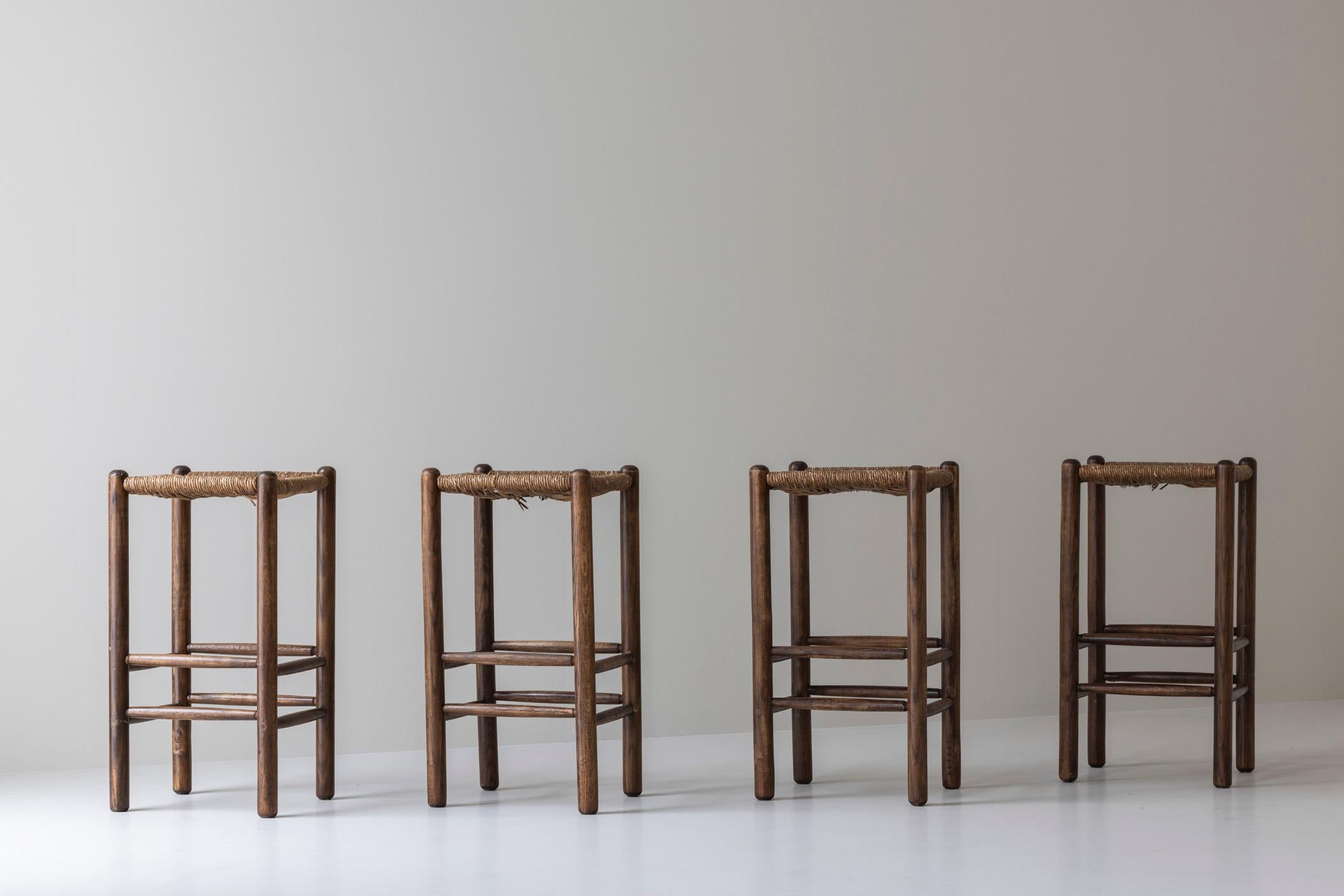 Set di quattro sgabelli da bar in Oak alla maniera di Charlotte Perriand, Francia 1960 in vendita 5