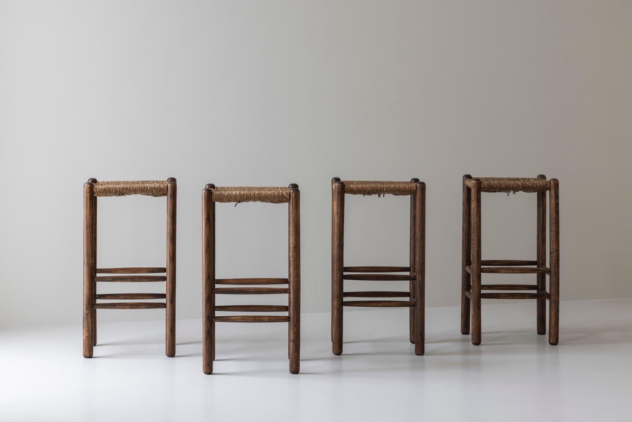 Mid-Century moderno Set di quattro sgabelli da bar in Oak alla maniera di Charlotte Perriand, Francia 1960 in vendita