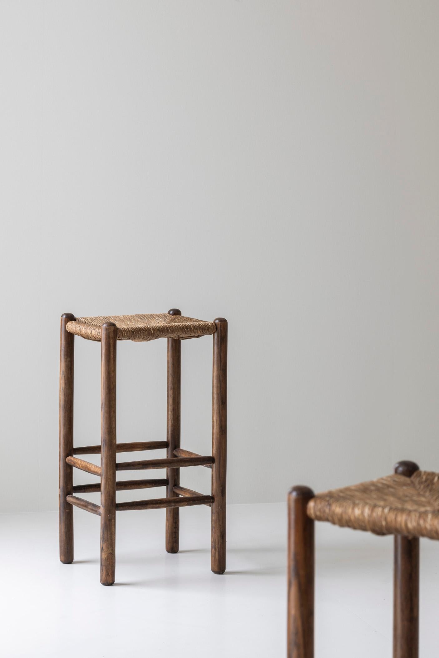 Francese Set di quattro sgabelli da bar in Oak alla maniera di Charlotte Perriand, Francia 1960 in vendita