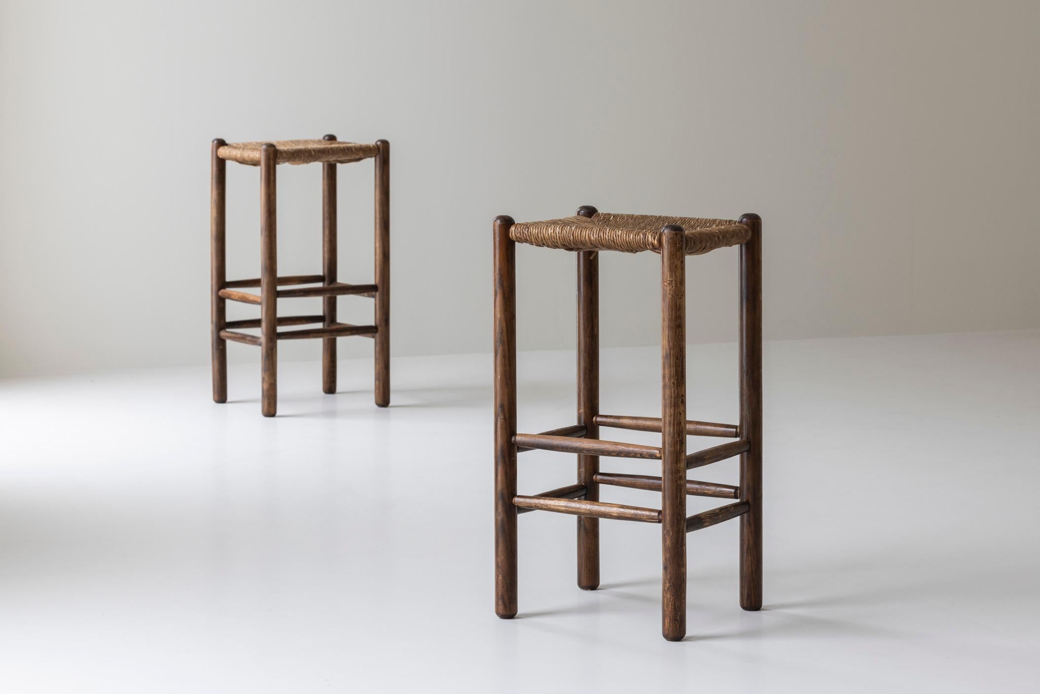 Set di quattro sgabelli da bar in Oak alla maniera di Charlotte Perriand, Francia 1960 In condizioni buone in vendita a Antwerp, BE