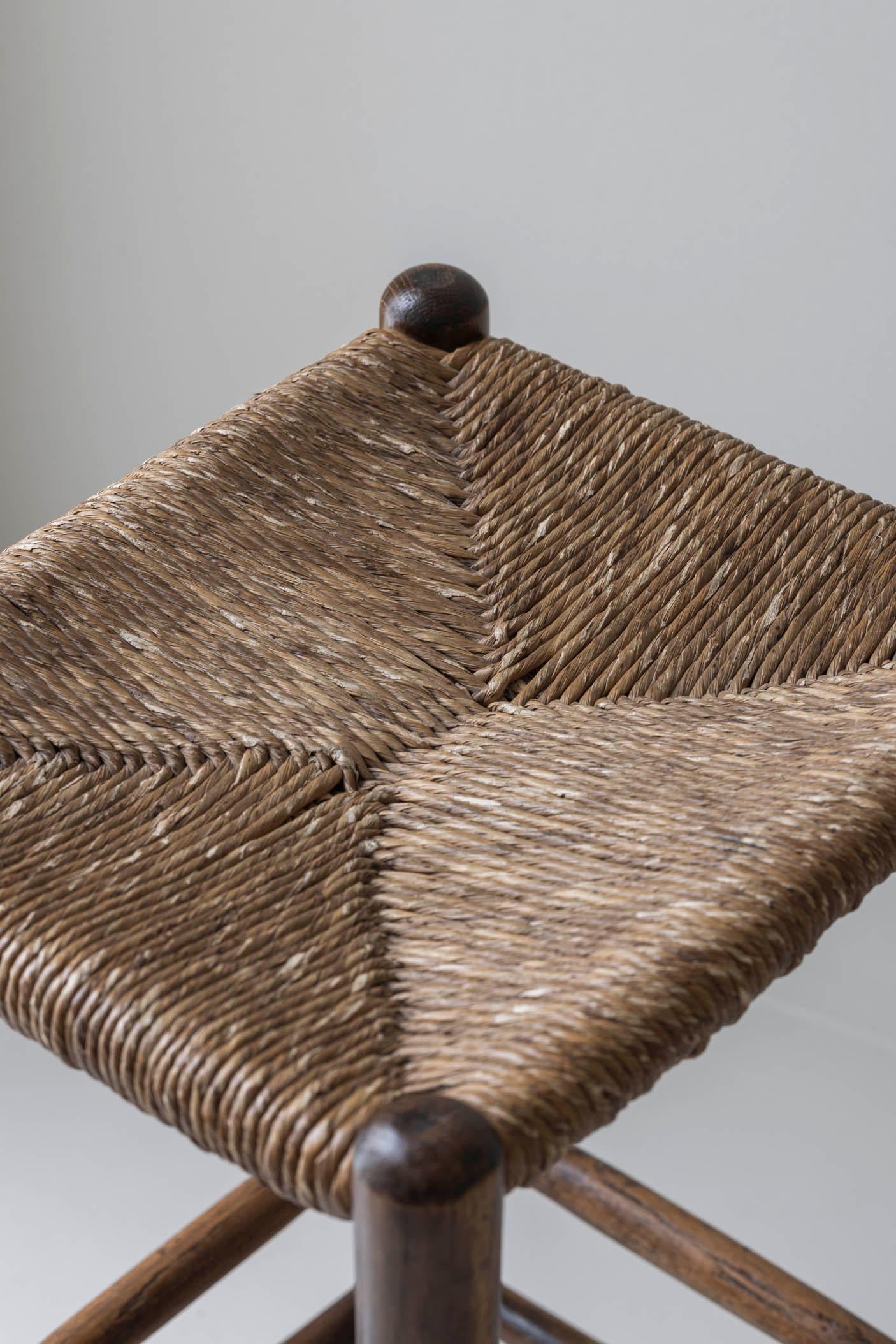 Metà XX secolo Set di quattro sgabelli da bar in Oak alla maniera di Charlotte Perriand, Francia 1960 in vendita