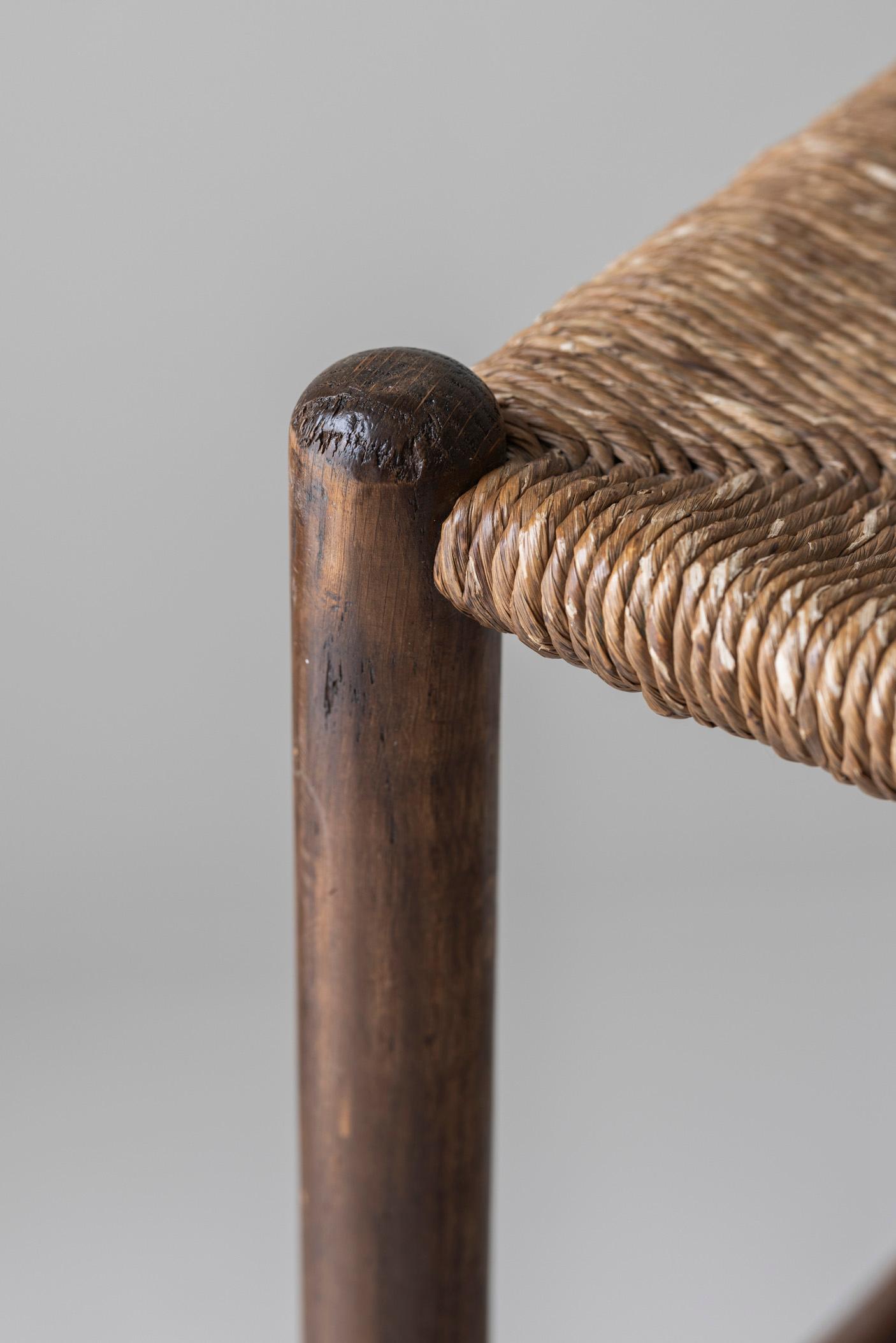 Set di quattro sgabelli da bar in Oak alla maniera di Charlotte Perriand, Francia 1960 in vendita 2