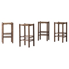Set di quattro sgabelli da bar in Oak alla maniera di Charlotte Perriand, Francia 1960