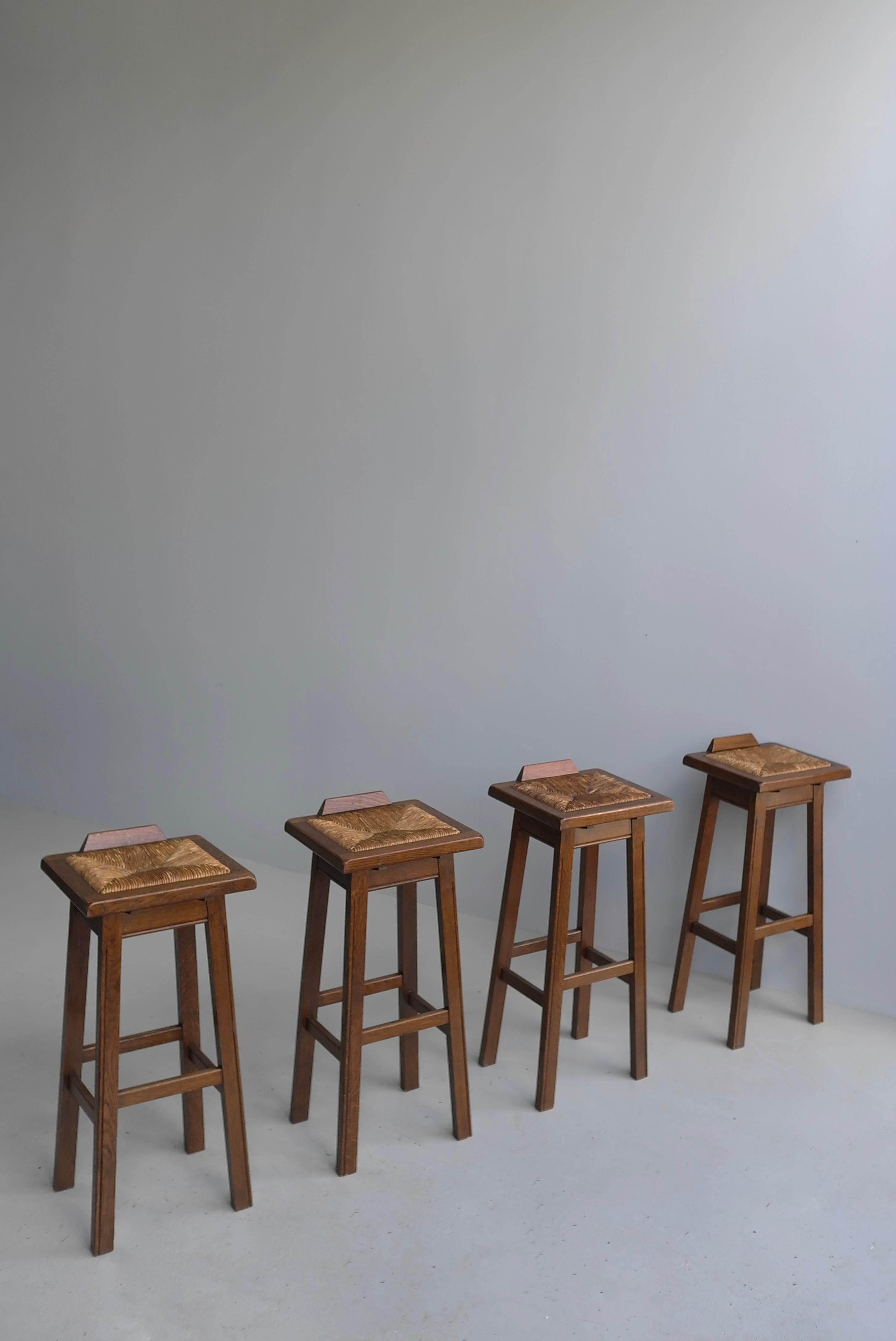 Ensemble de quatre tabourets de bar en chêne avec sièges en jonc dans le style de George Nakashima

Nous avons un cinquième tabouret disponible, le prix indiqué est pour 4 tabourets.