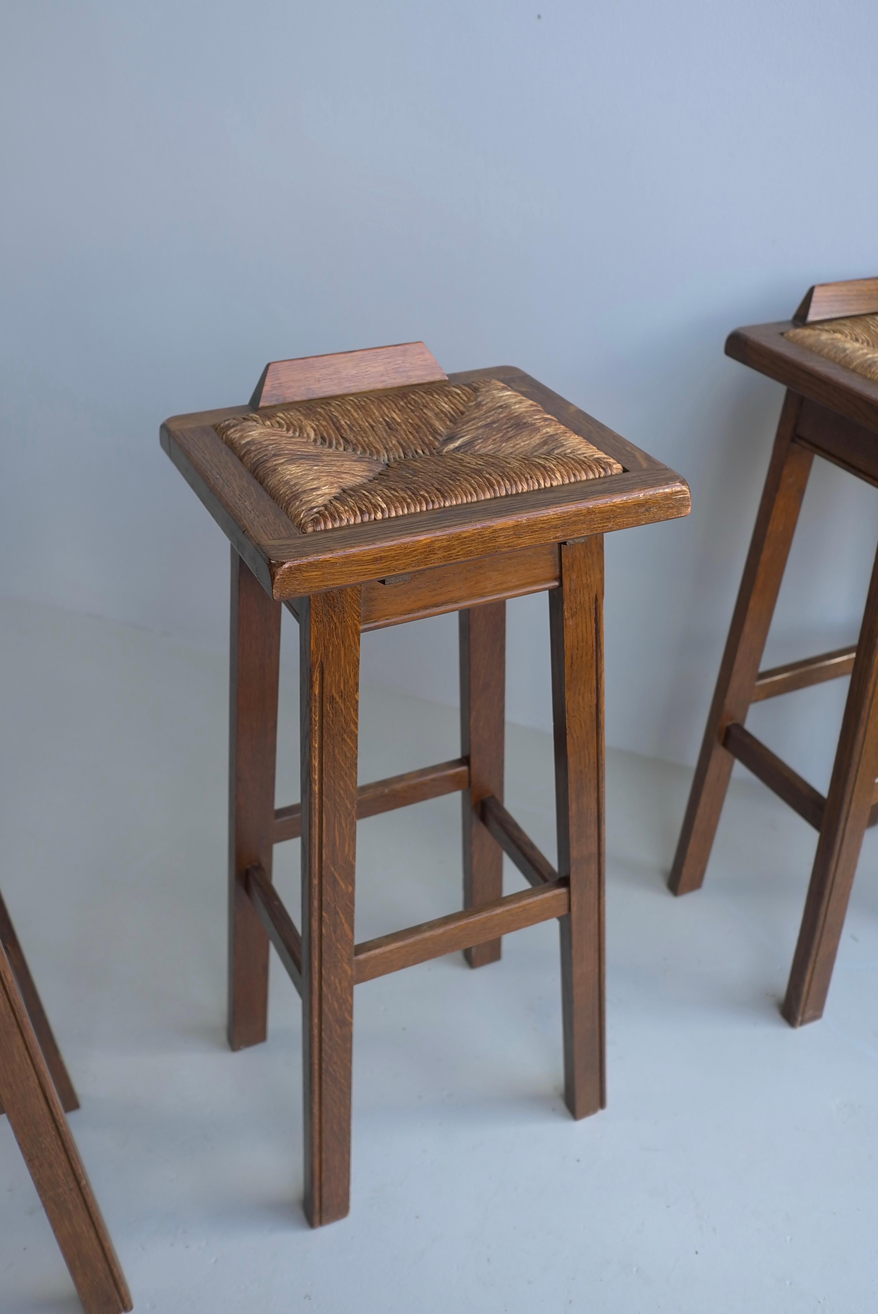 Mid-Century Modern Ensemble de quatre tabourets de bar en chêne avec sièges en jonc dans le style de George Nakashima en vente