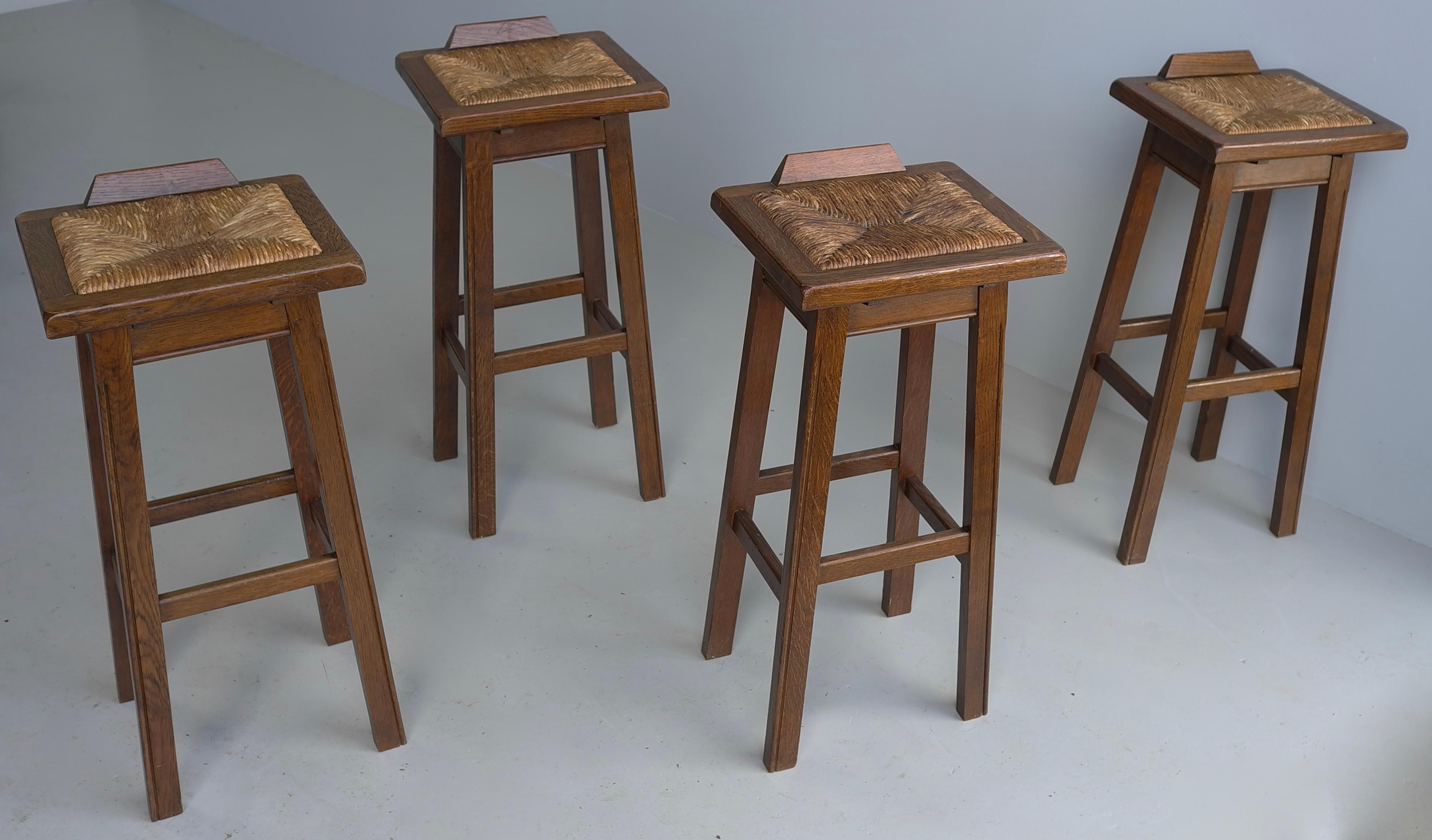 Français Ensemble de quatre tabourets de bar en chêne avec sièges en jonc dans le style de George Nakashima en vente