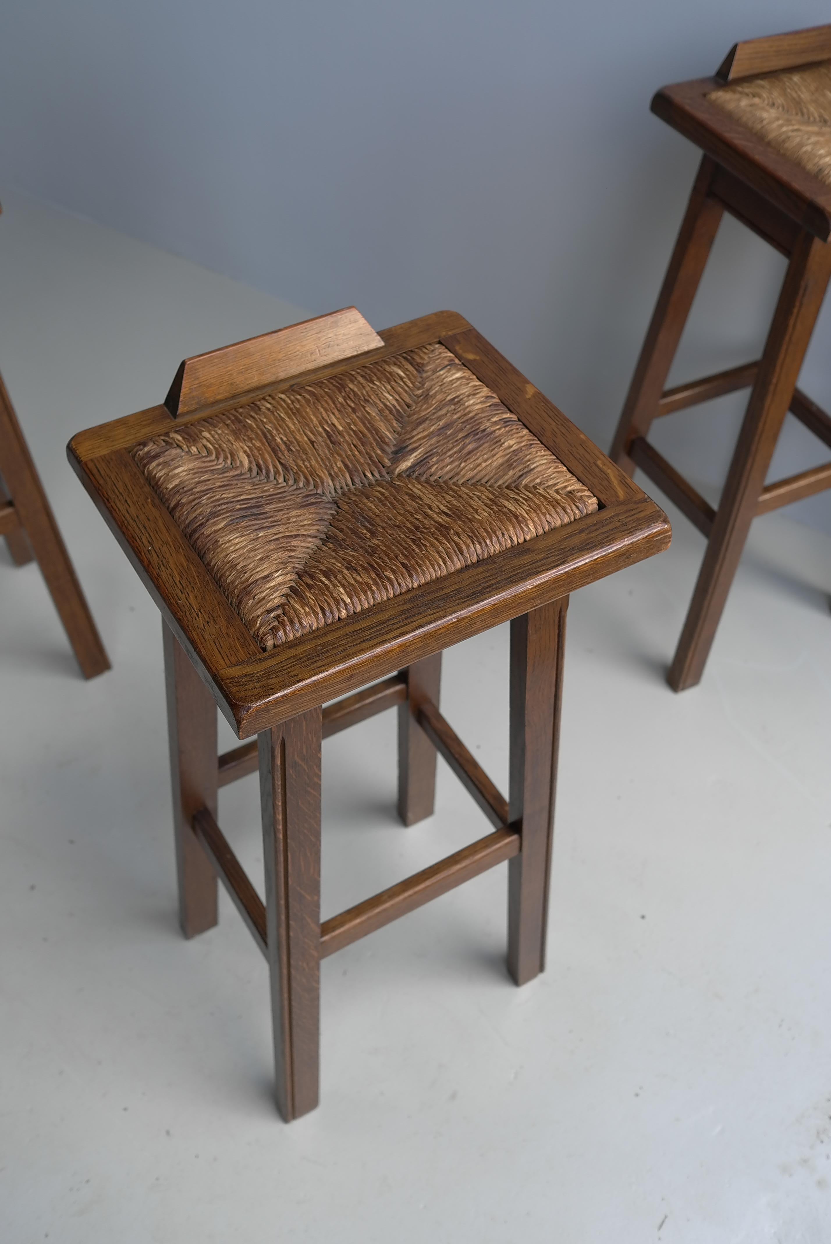Ensemble de quatre tabourets de bar en chêne avec sièges en jonc dans le style de George Nakashima Bon état - En vente à Den Haag, NL