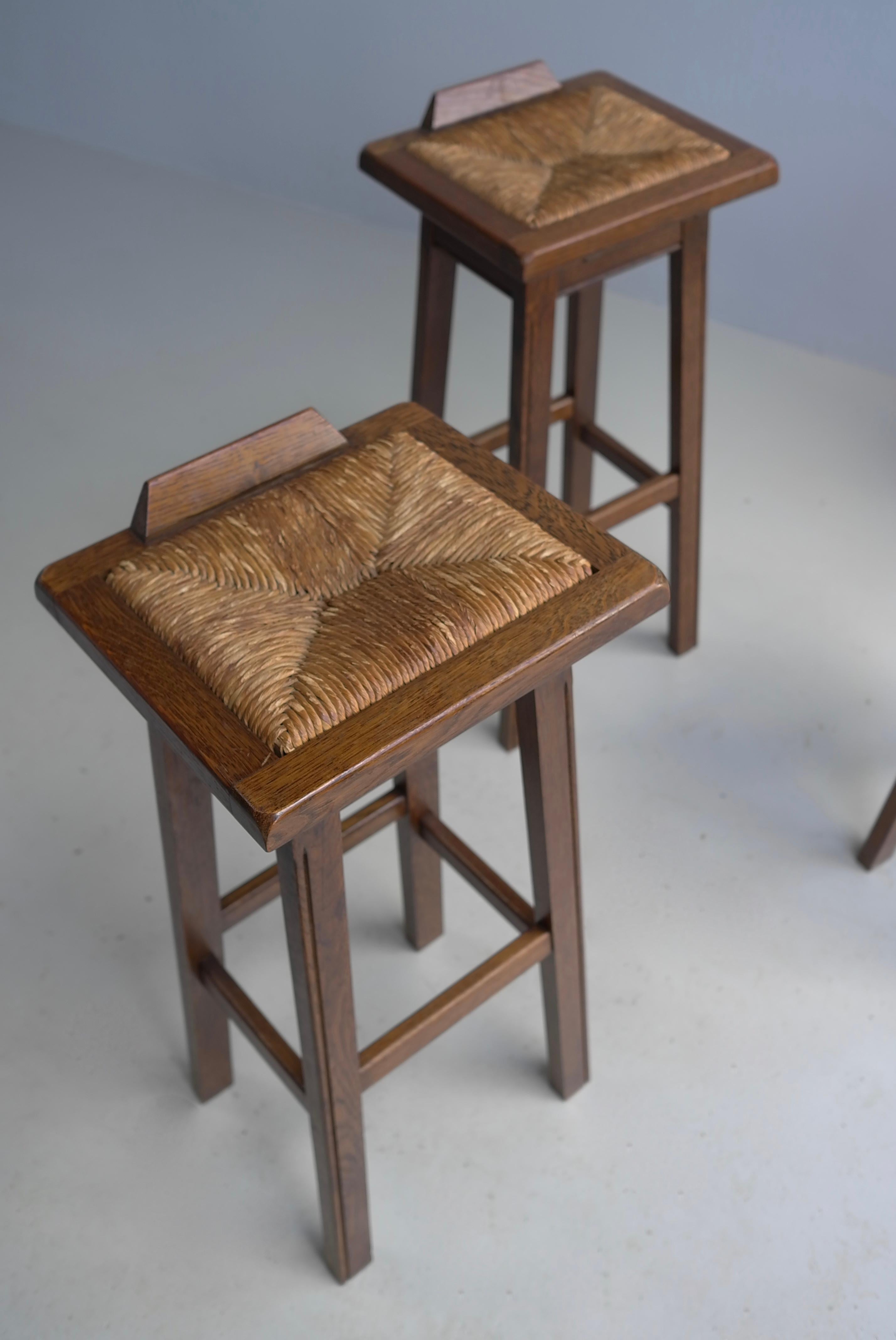 20ième siècle Ensemble de quatre tabourets de bar en chêne avec sièges en jonc dans le style de George Nakashima en vente