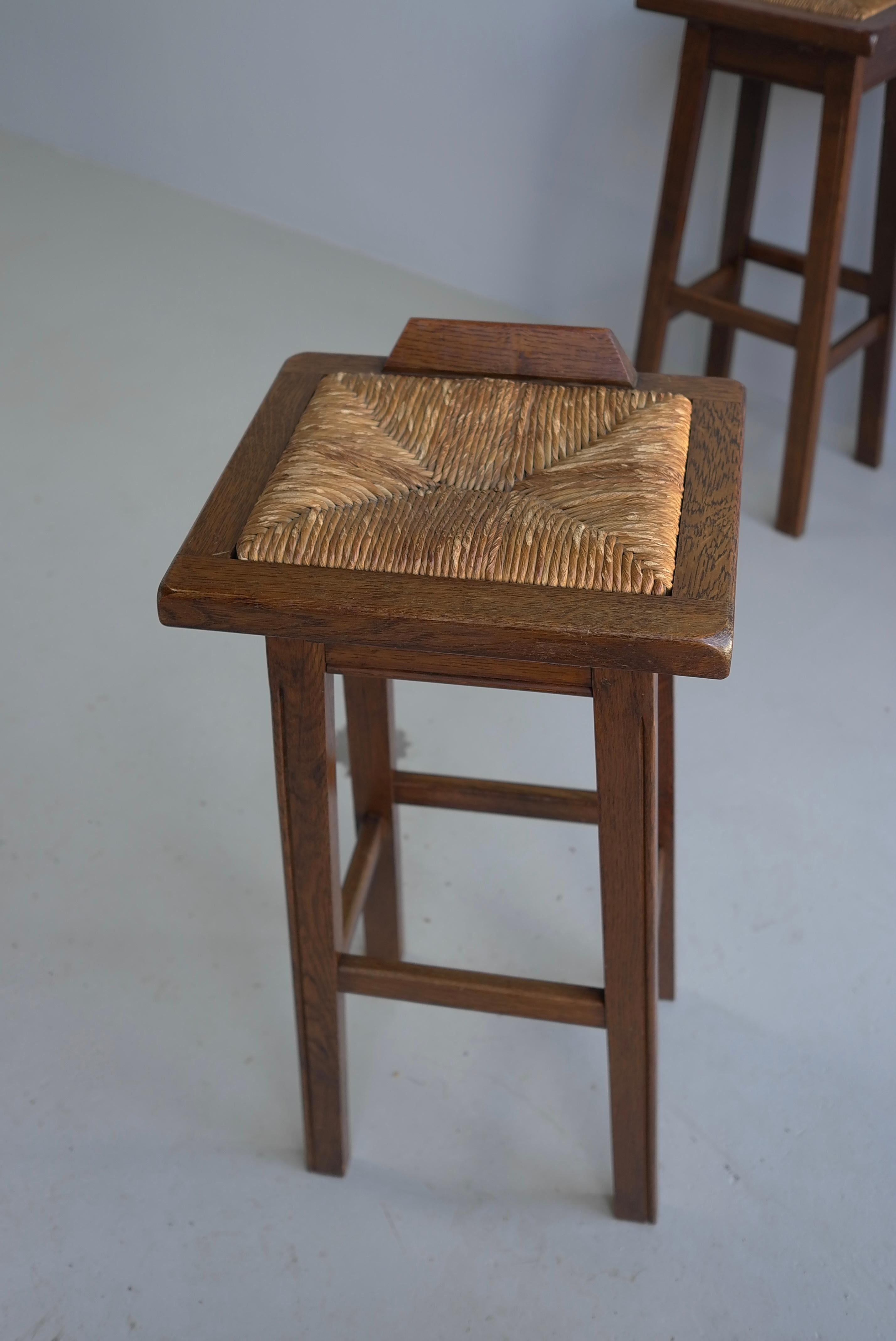Jonc Ensemble de quatre tabourets de bar en chêne avec sièges en jonc dans le style de George Nakashima en vente