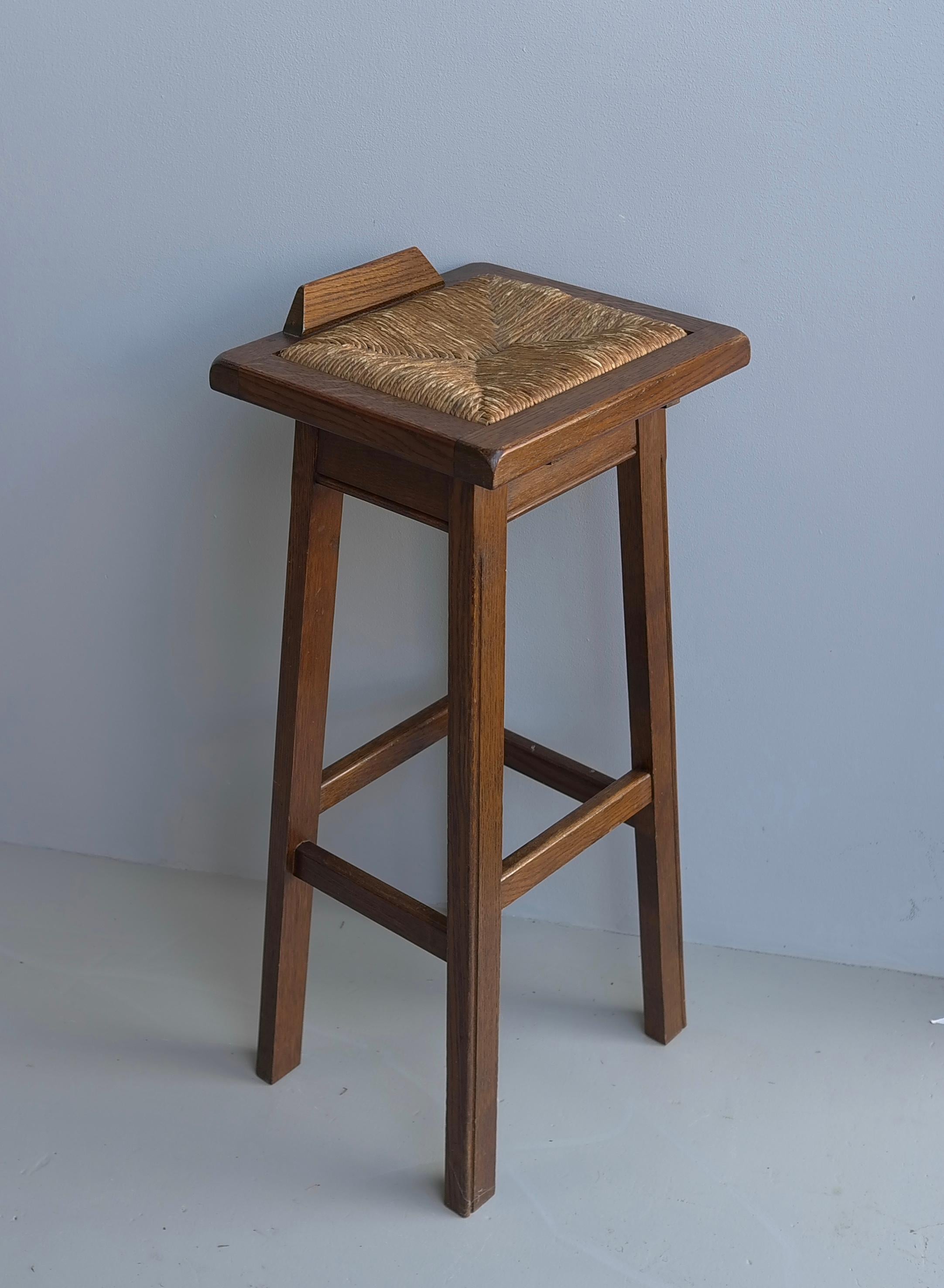 Ensemble de quatre tabourets de bar en chêne avec sièges en jonc dans le style de George Nakashima en vente 1