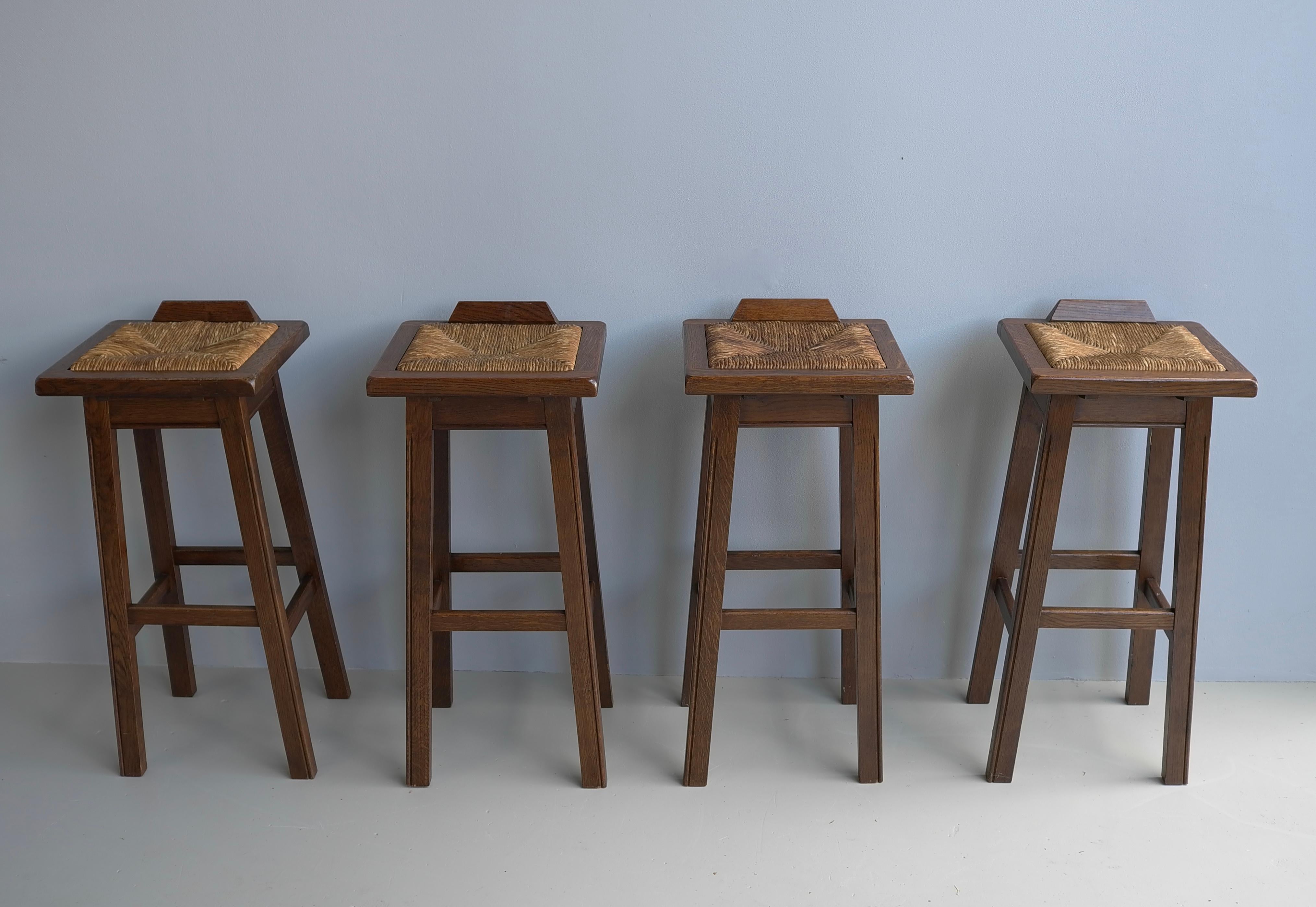 Ensemble de quatre tabourets de bar en chêne avec sièges en jonc dans le style de George Nakashima en vente 2