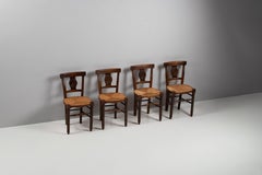 Set di quattro sedie in rovere con schienali intagliati a rosetta e sedute in giunco, Francia, anni ’40