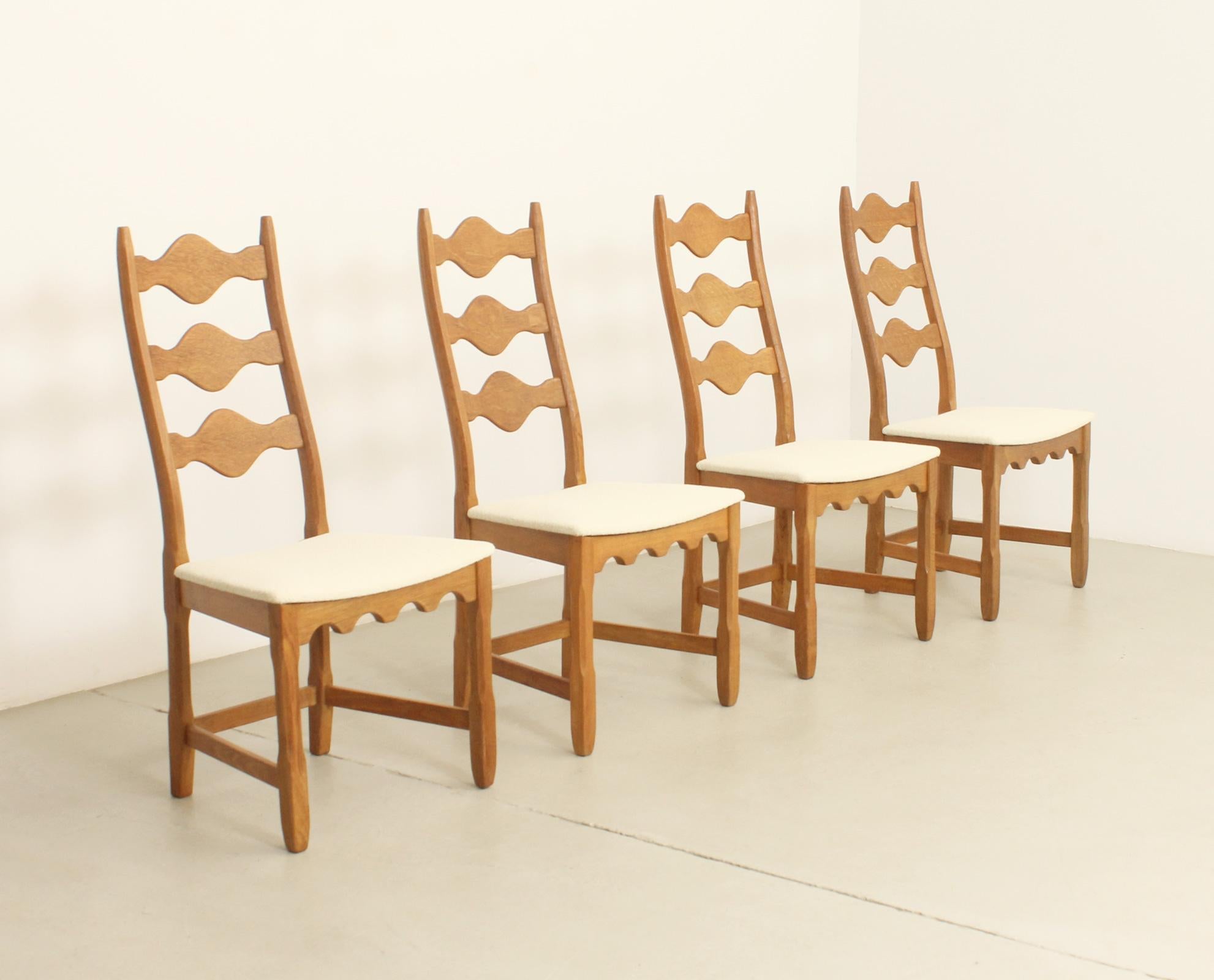 Set di quattro sedie da pranzo con schienale alto disegnato da Henning Kjaernulf per Nyrup Møbelfabrik, Danimarca, anni '60. Struttura in rovere massiccio con nuova imbottitura in tessuto bouclé.
