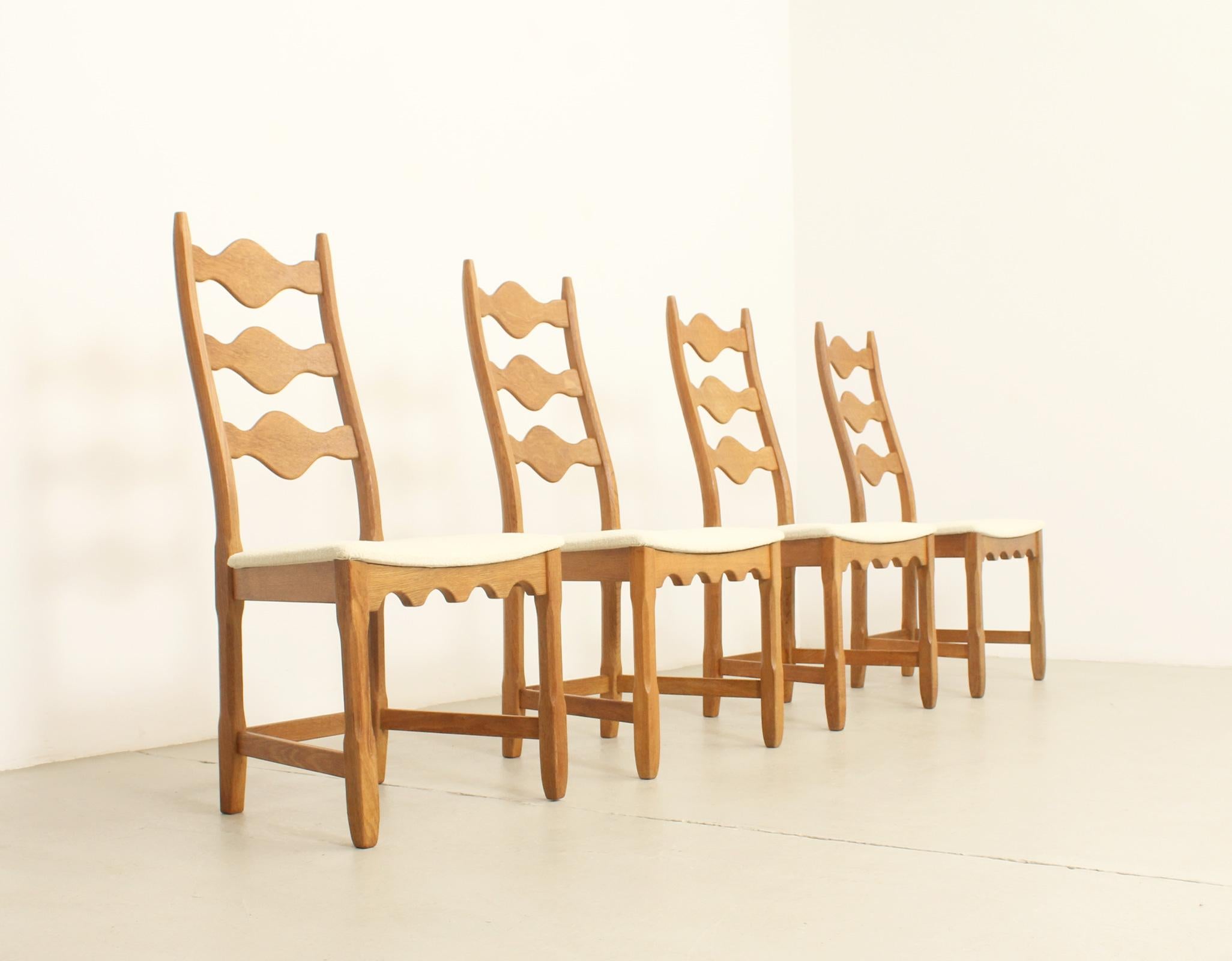 Mid-Century moderno Set di quattro sedie da pranzo in Oak di Henning Kjaernulf, Danimarca, anni '60 in vendita