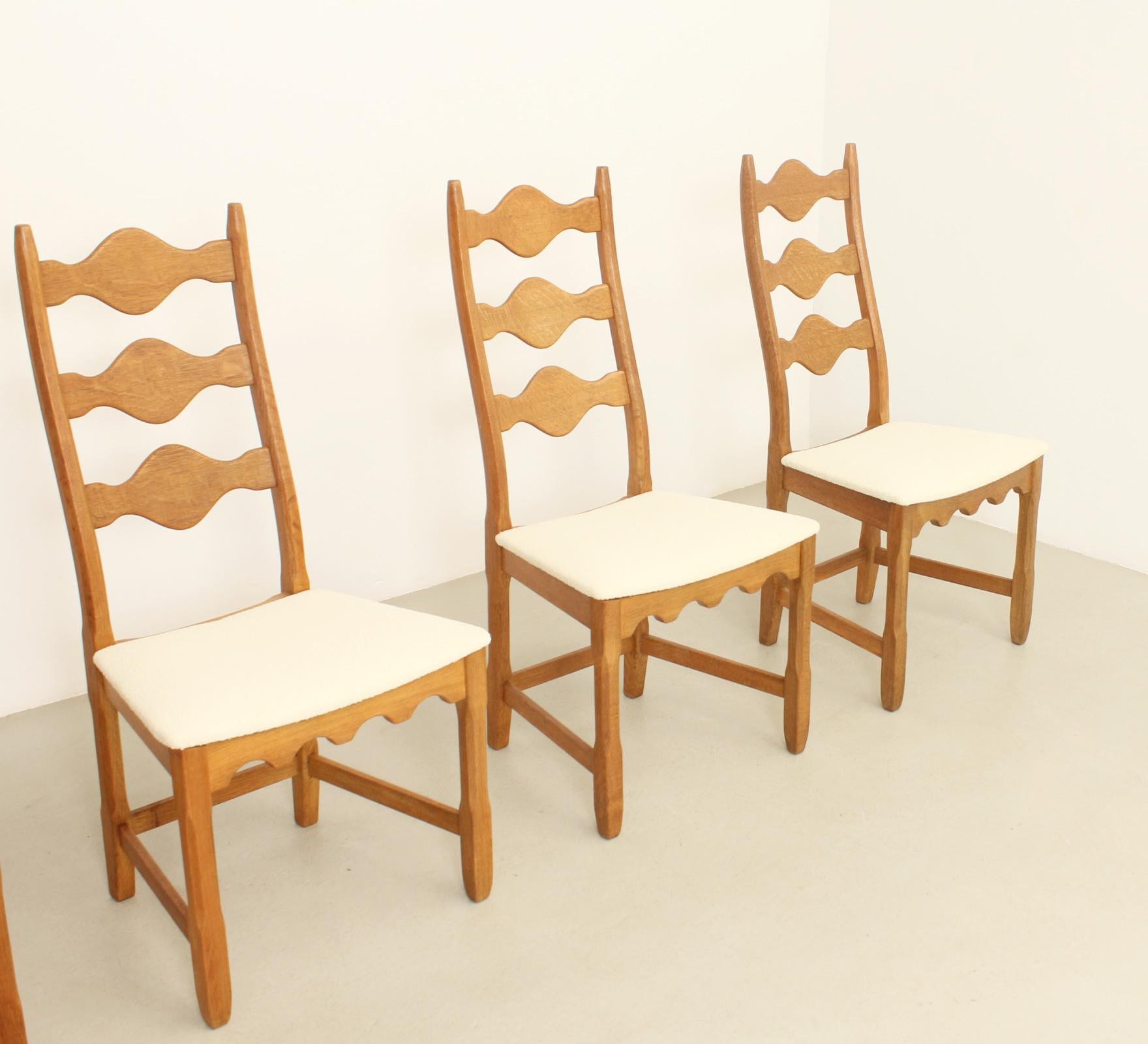 Set di quattro sedie da pranzo in Oak di Henning Kjaernulf, Danimarca, anni '60 In condizioni buone in vendita a Barcelona, ES