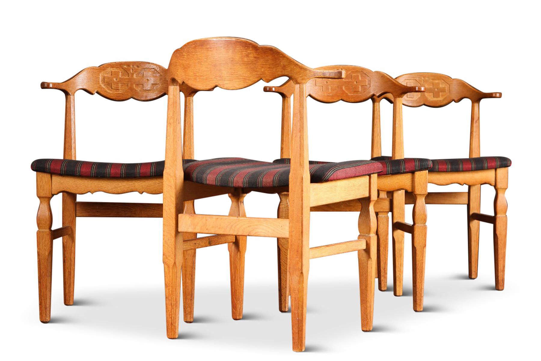 20ième siècle Ensemble de quatre chaises de salle à manger en chêne par Henning Kjaernulf en vente