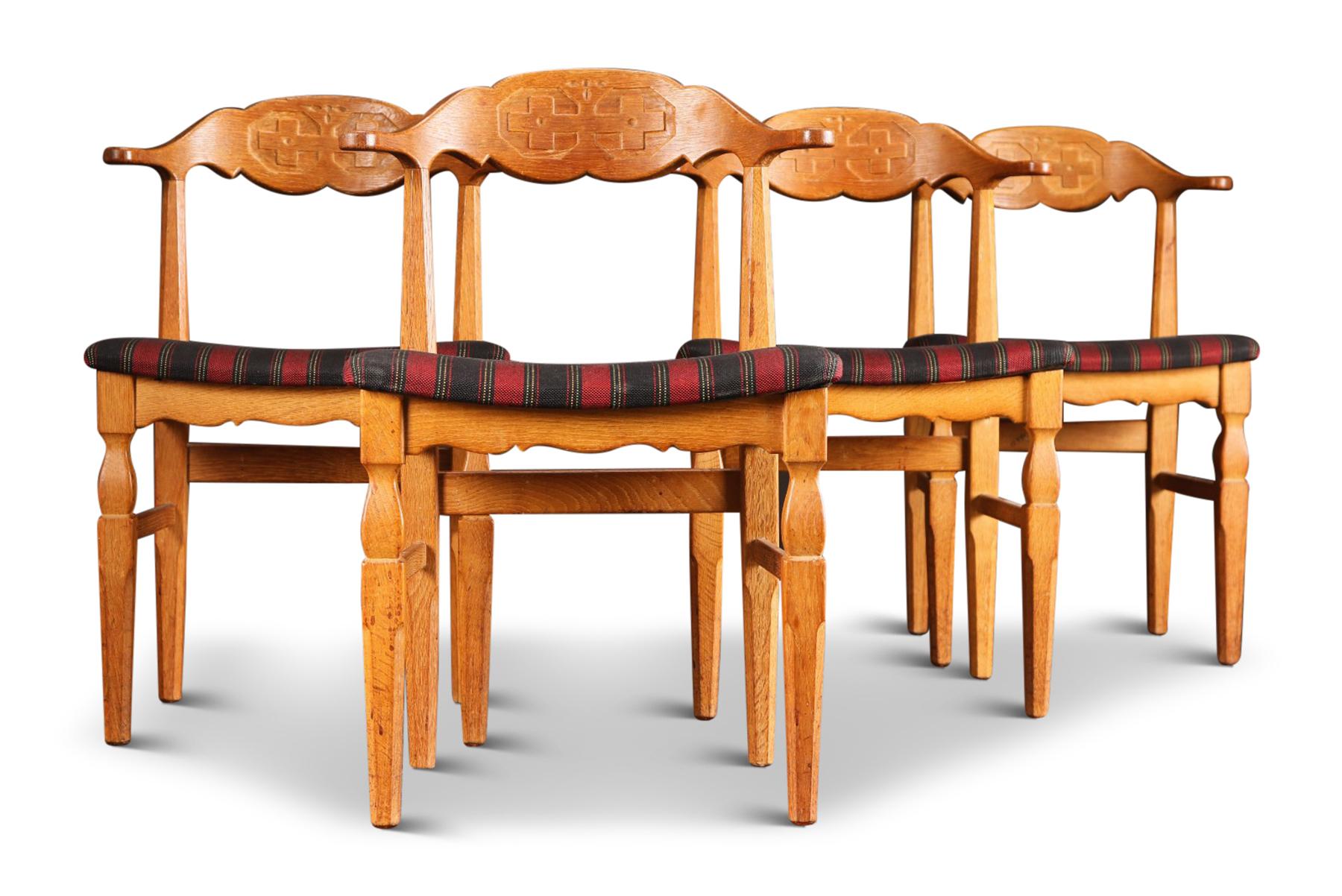 Ensemble de quatre chaises de salle à manger en chêne par Henning Kjaernulf en vente 1