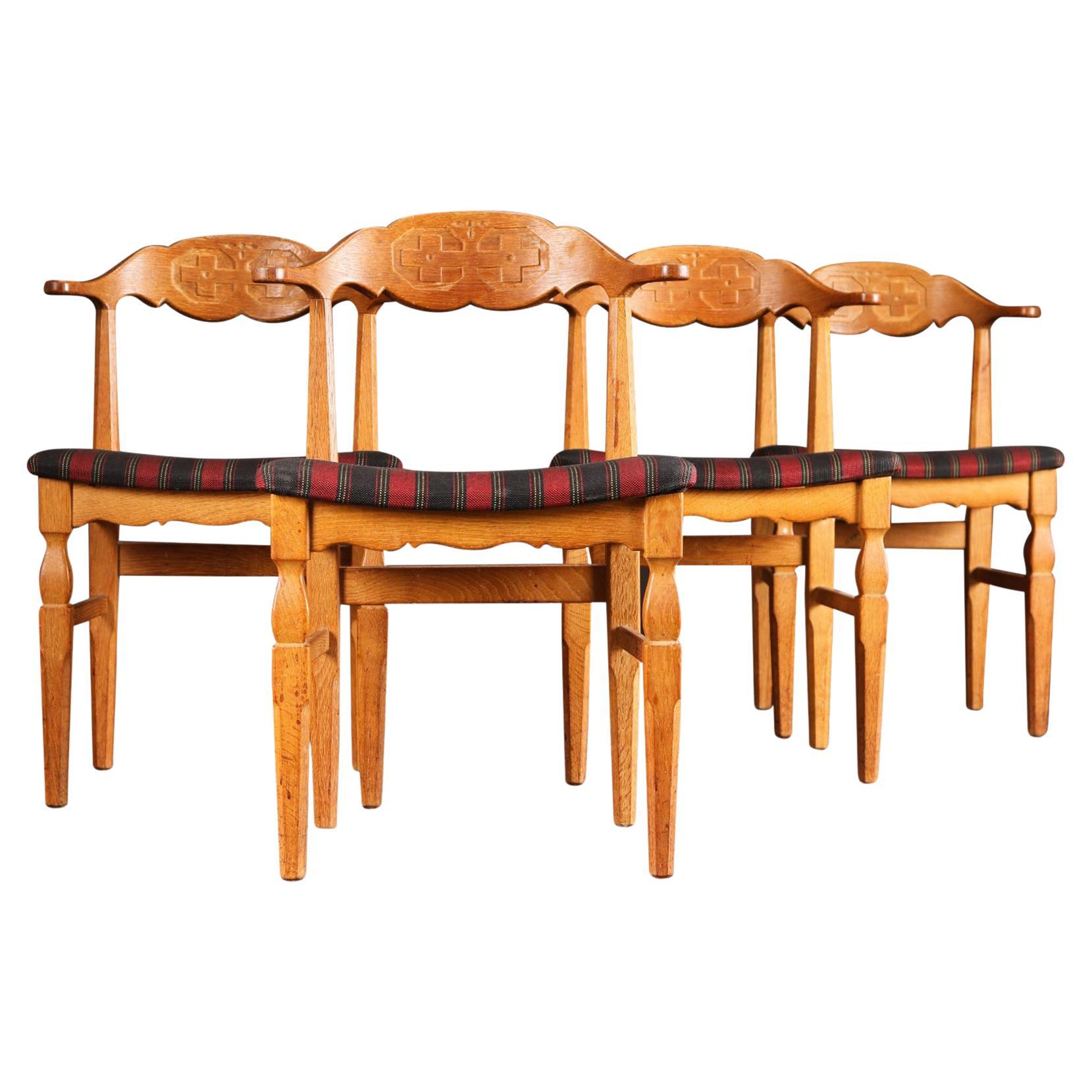 Ensemble de quatre chaises de salle à manger en chêne par Henning Kjaernulf en vente