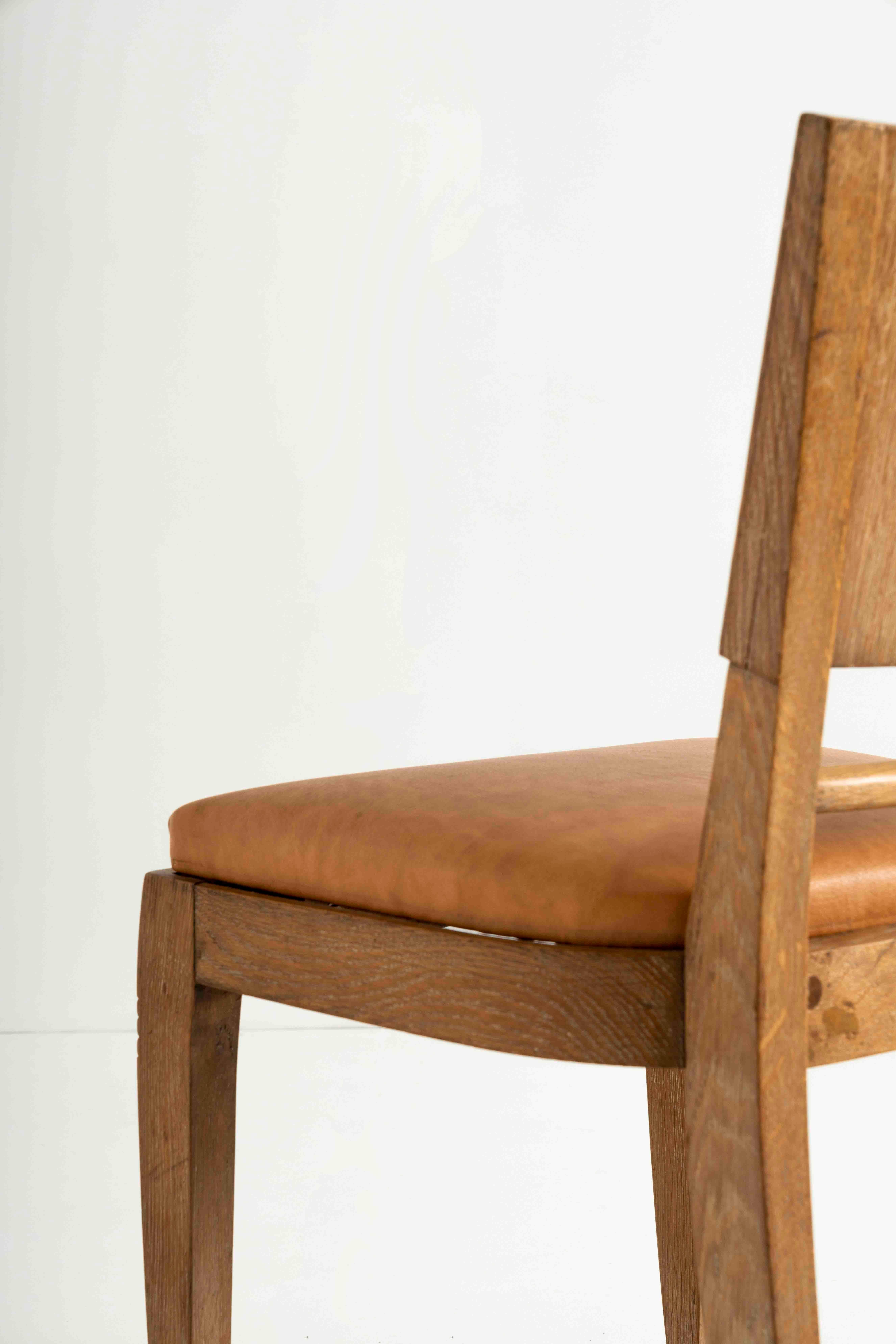 Ensemble de quatre chaises de salle à manger en chêne dans le style de Guillerme et Chambron, France en vente 4
