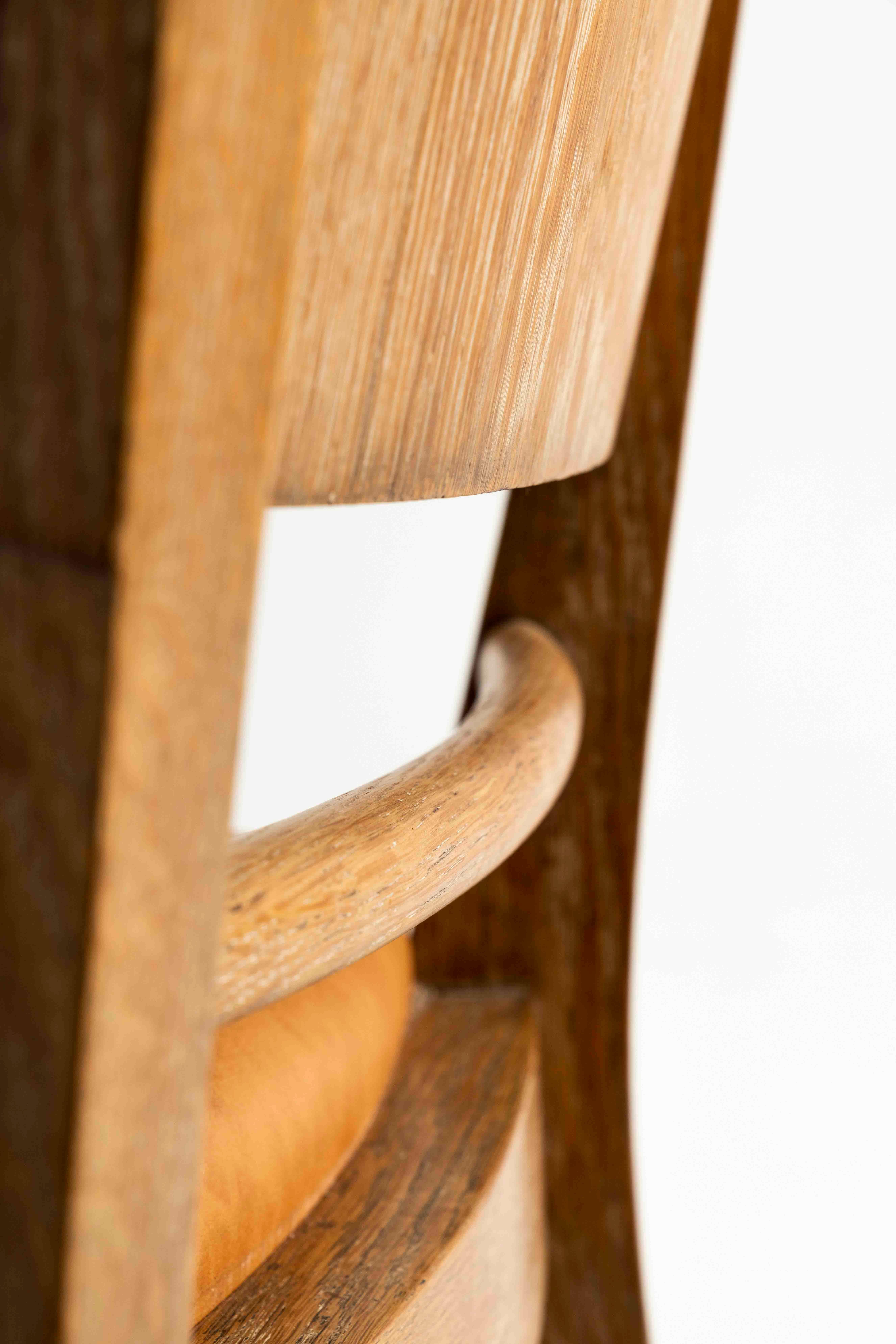 Ensemble de quatre chaises de salle à manger en chêne dans le style de Guillerme et Chambron, France en vente 6