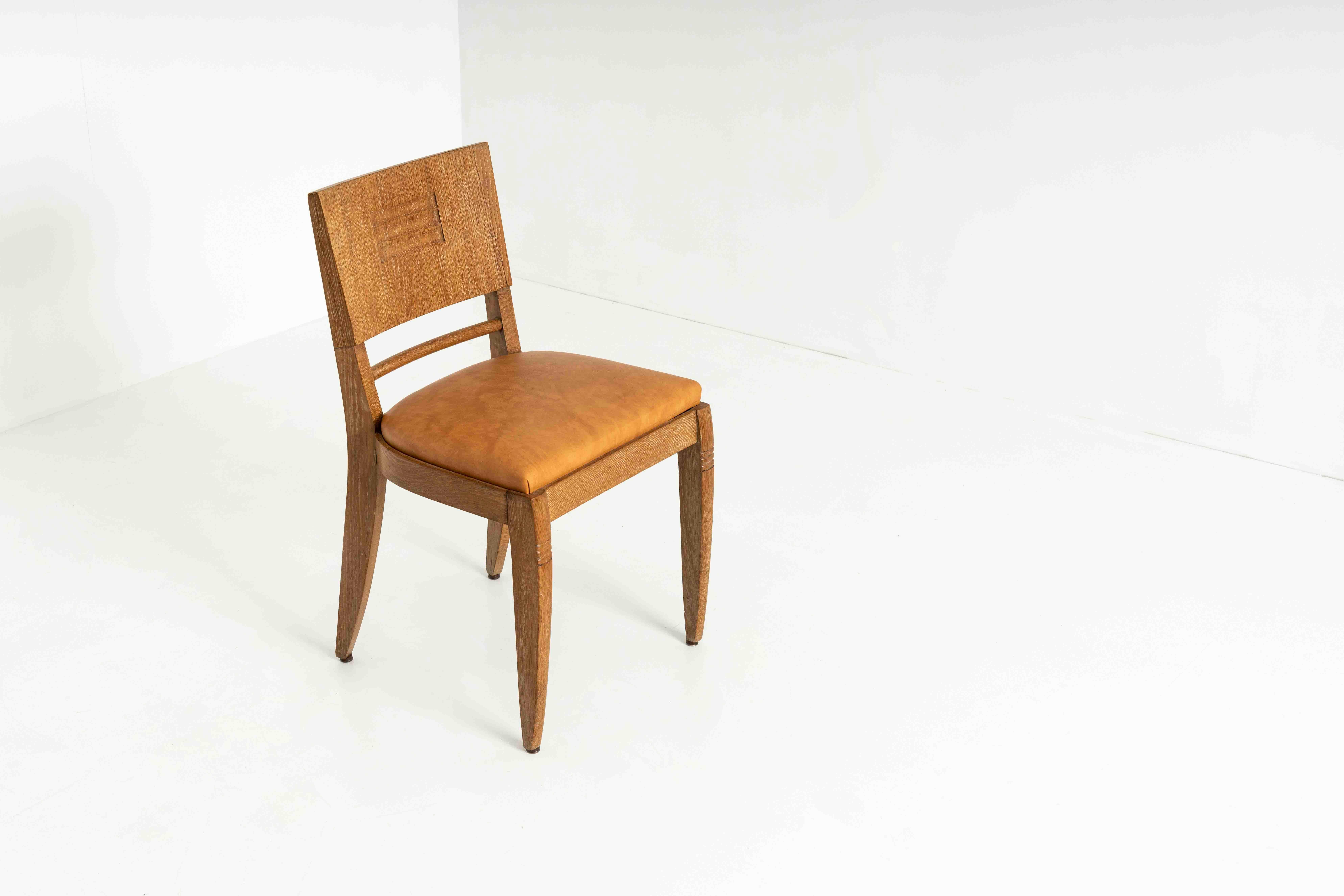 Mid-Century Modern Ensemble de quatre chaises de salle à manger en chêne dans le style de Guillerme et Chambron, France en vente