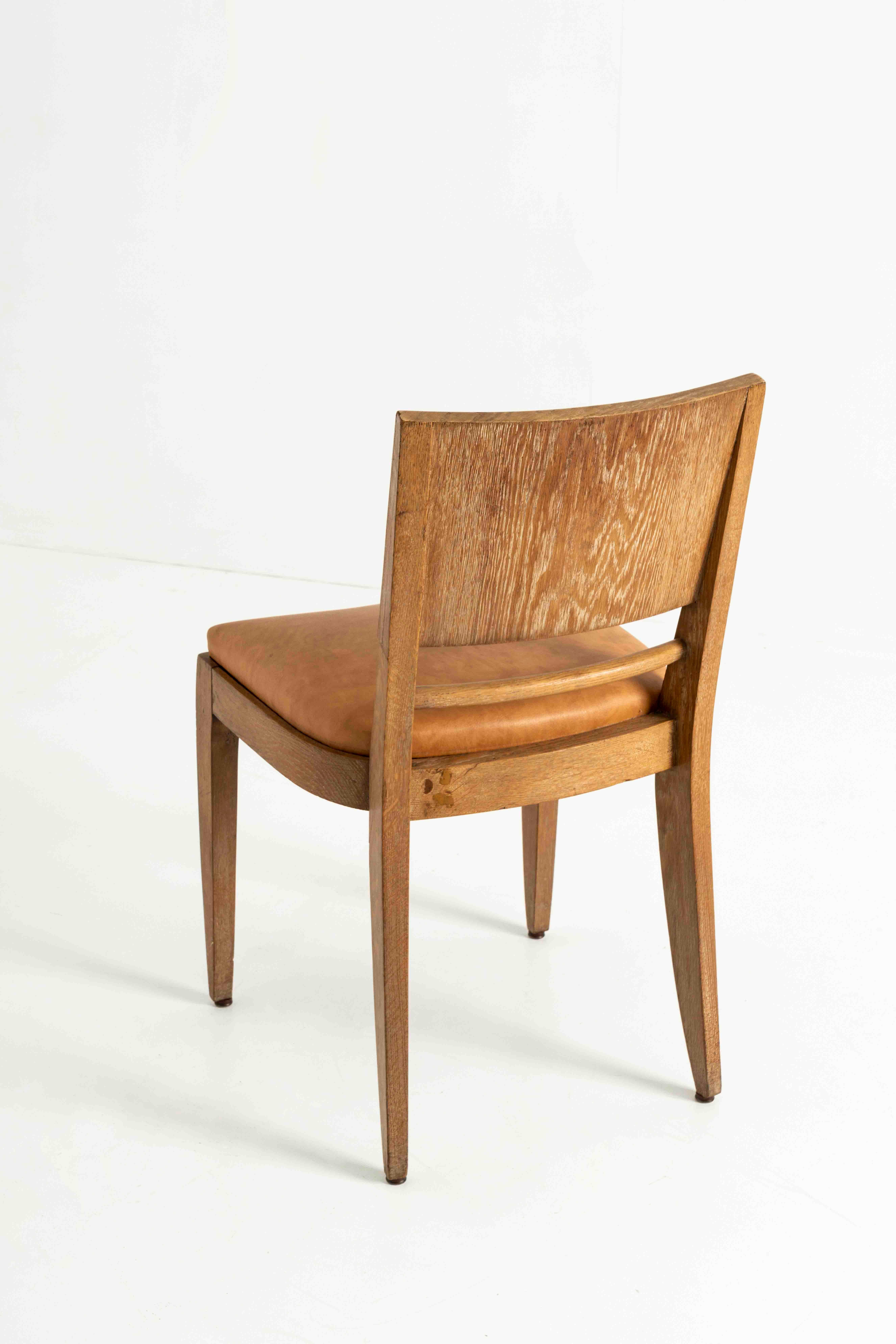 Milieu du XXe siècle Ensemble de quatre chaises de salle à manger en chêne dans le style de Guillerme et Chambron, France en vente
