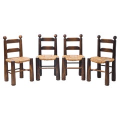 Ensemble de quatre chaises de salle à manger en chêne avec sièges en jonc, Charles Dudouyt