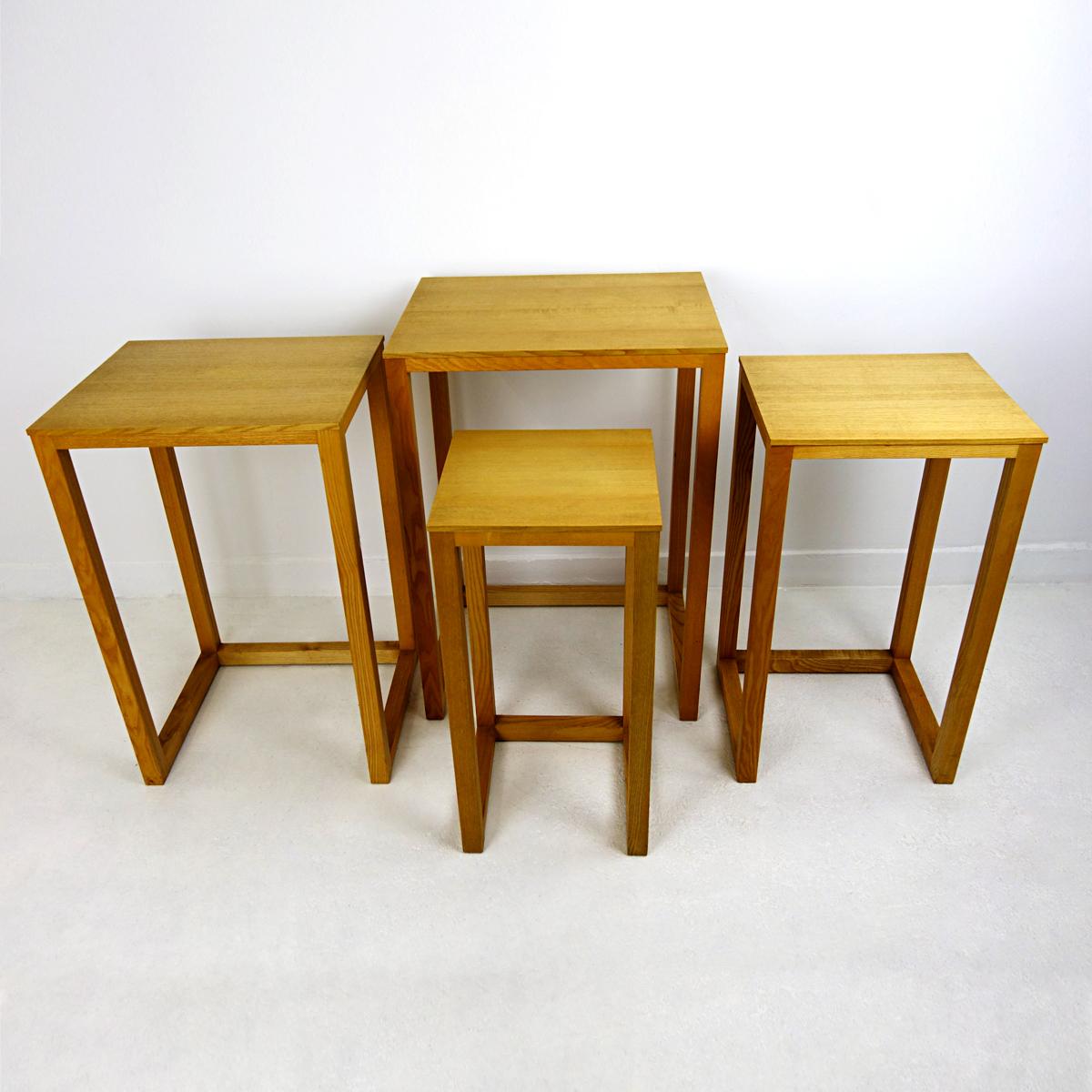 Sehr stilvolles Set aus vier Holztischen, die untereinander passen. 
Die Tische wurden Anfang des 20. Jahrhunderts von Josef Hoffmann für den österreichischen Hersteller Wittmann entworfen. Die meisten waren schwarz lackiert, diese Tische sind