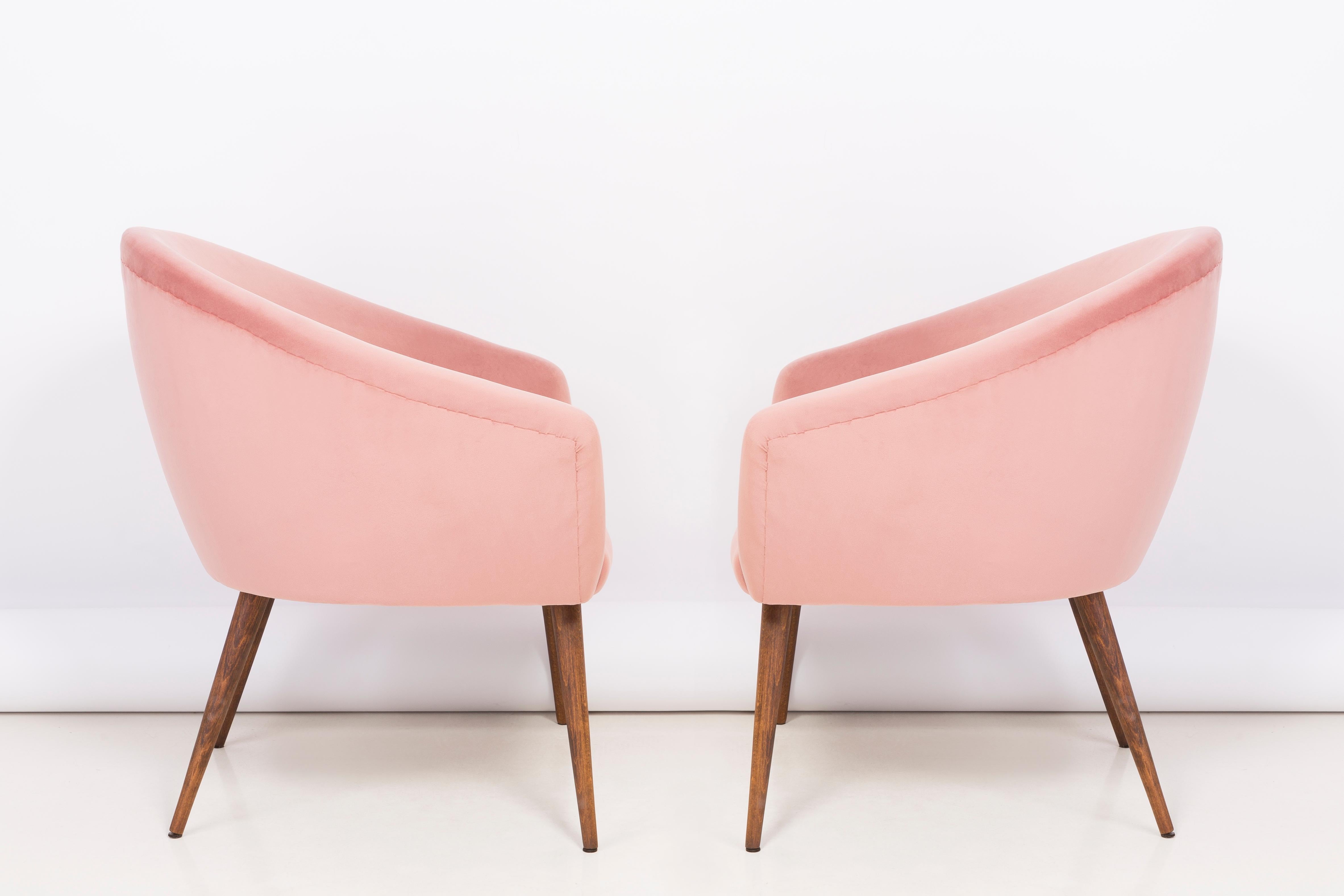Sehr bequeme und stabile Clubsitze. Produziert in den 1960er Jahren in Polen. Die gesamten Sessel sind mit hochwertigem Velours in der Farbe rosa 2258 bezogen. Die Sessel wurden komplett neu gepolstert und aus Holz gefertigt. Wir können dieses Set
