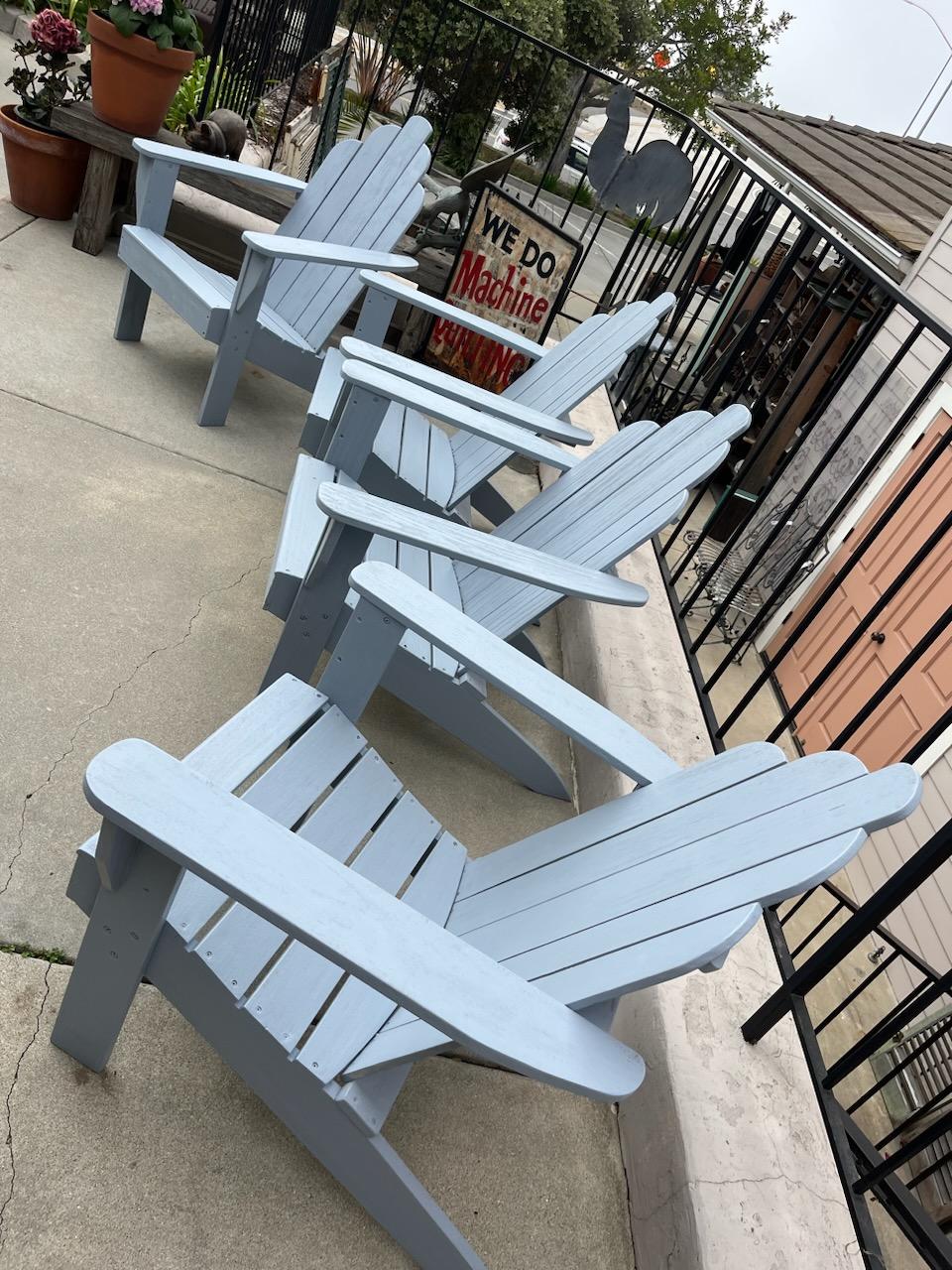 Set di quattro sedie da esterno Adirondack In condizioni buone in vendita a Los Angeles, CA