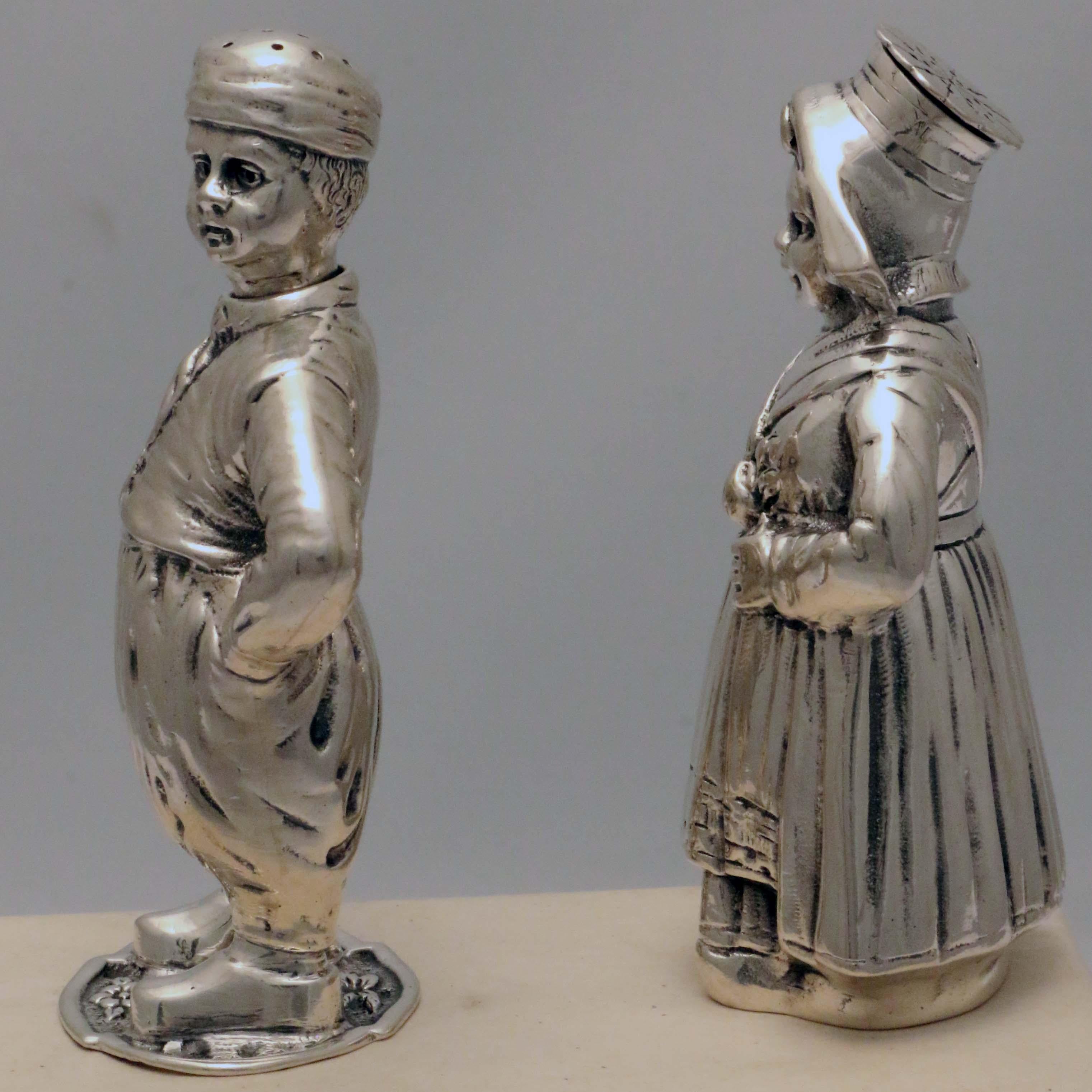 Set of Four of Dutch Silver Figural Salts and Peppers In Good Condition For Sale In Montreal, QC
