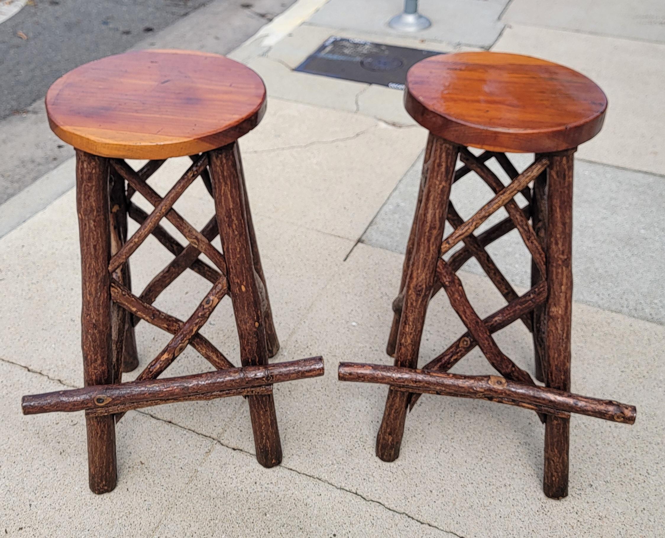Sammlung von vier handgefertigten Hickory-Hockern in sehr stabilem Zustand.
Wir verfügen über eine Sammlung von insgesamt acht Einheiten.
Wir können sie in Sets von vier oder acht Stück verkaufen.
Sie werden als Viererset angeboten.
Die Sitze können